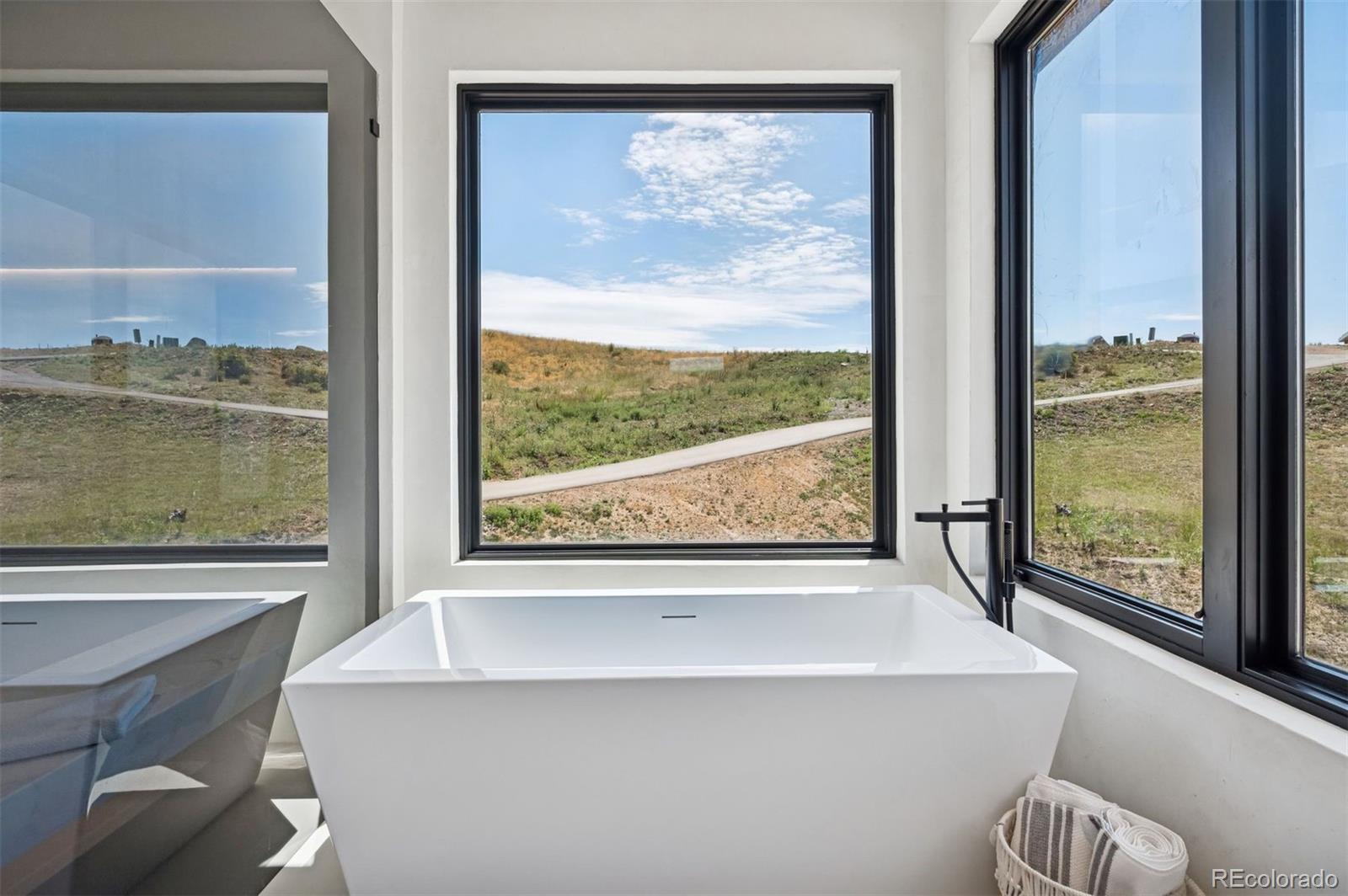 545 Strada Rossa Road