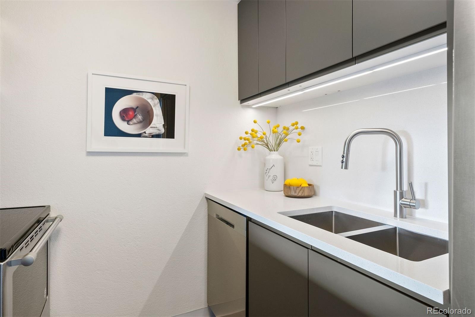 2 Adams Street Unit: 806