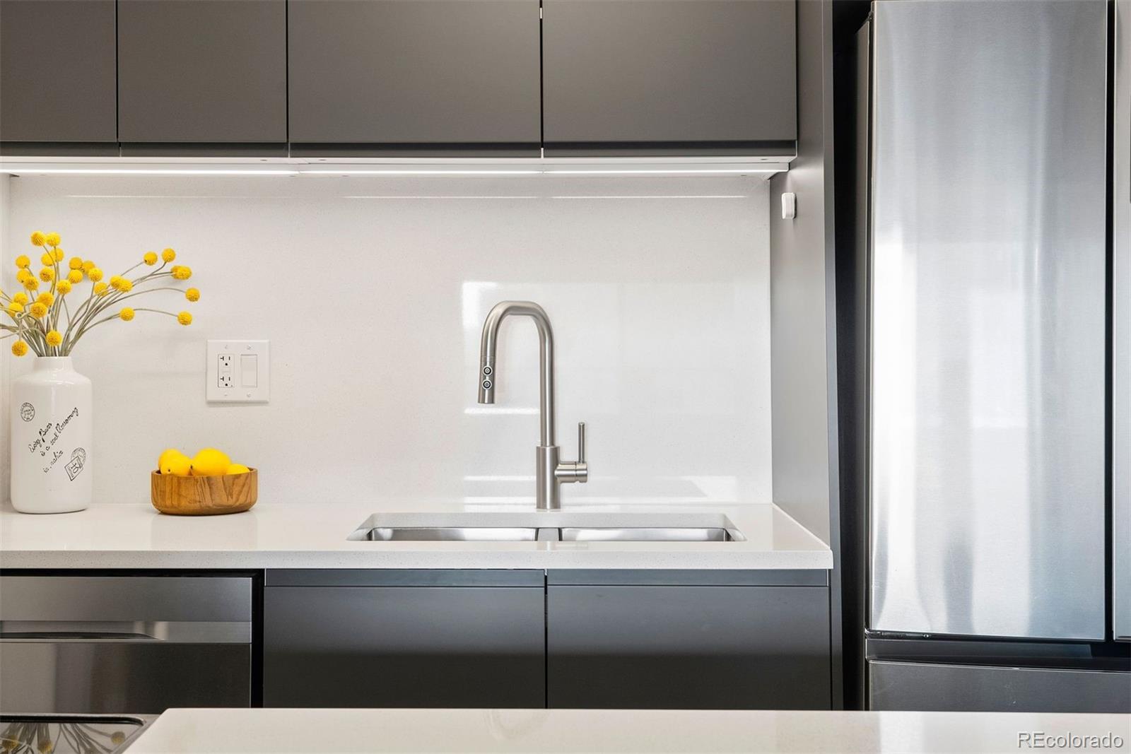 2 Adams Street Unit: 806