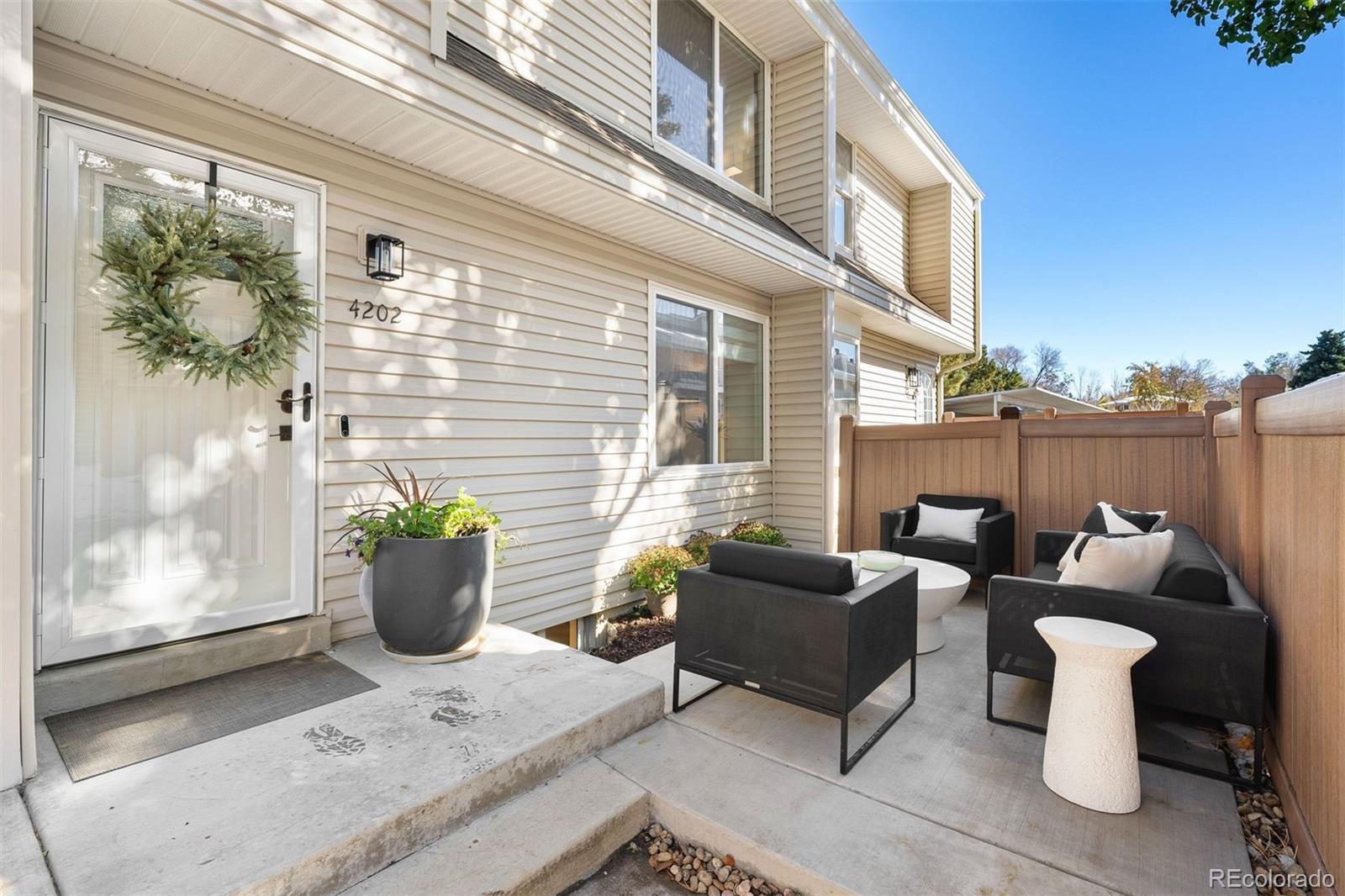 4202 E Maplewood Way