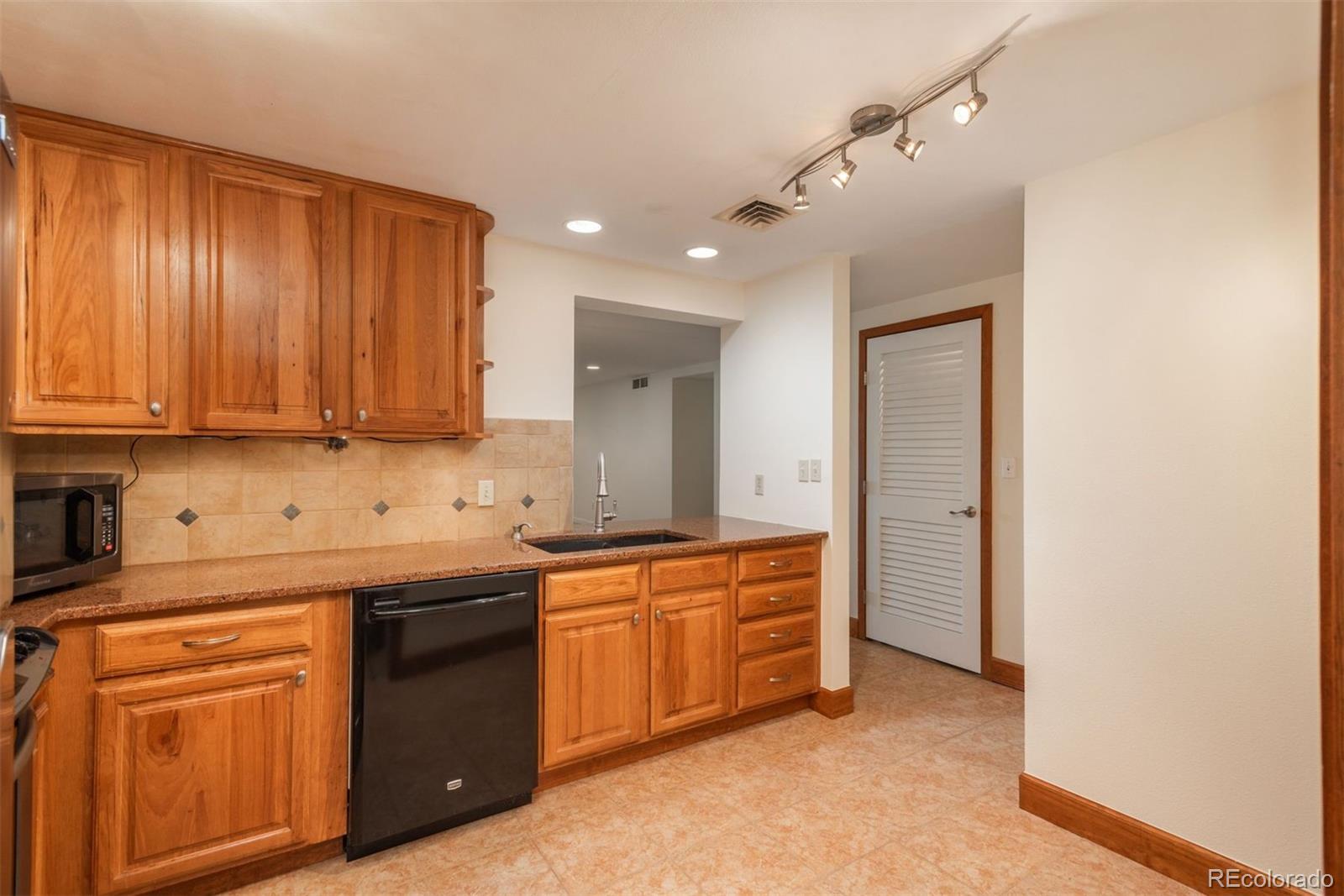 800 N Pearl Street Unit: 702