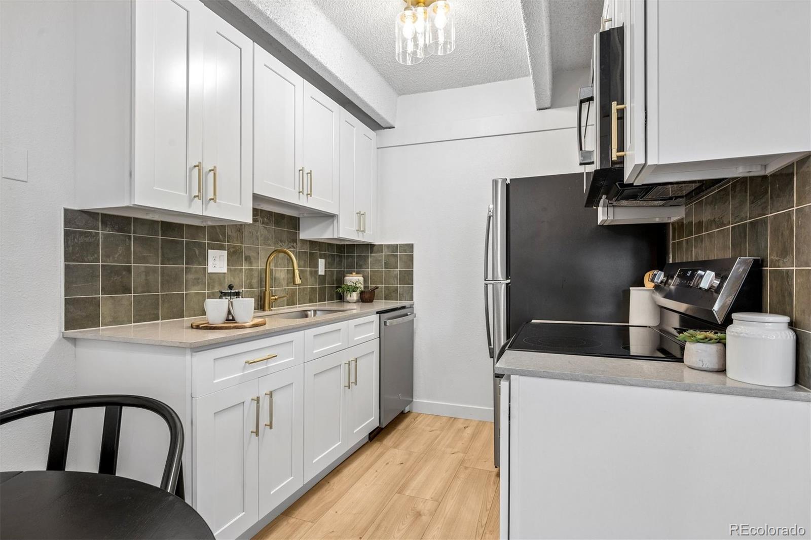 800 W Belleview Avenue Unit: 305