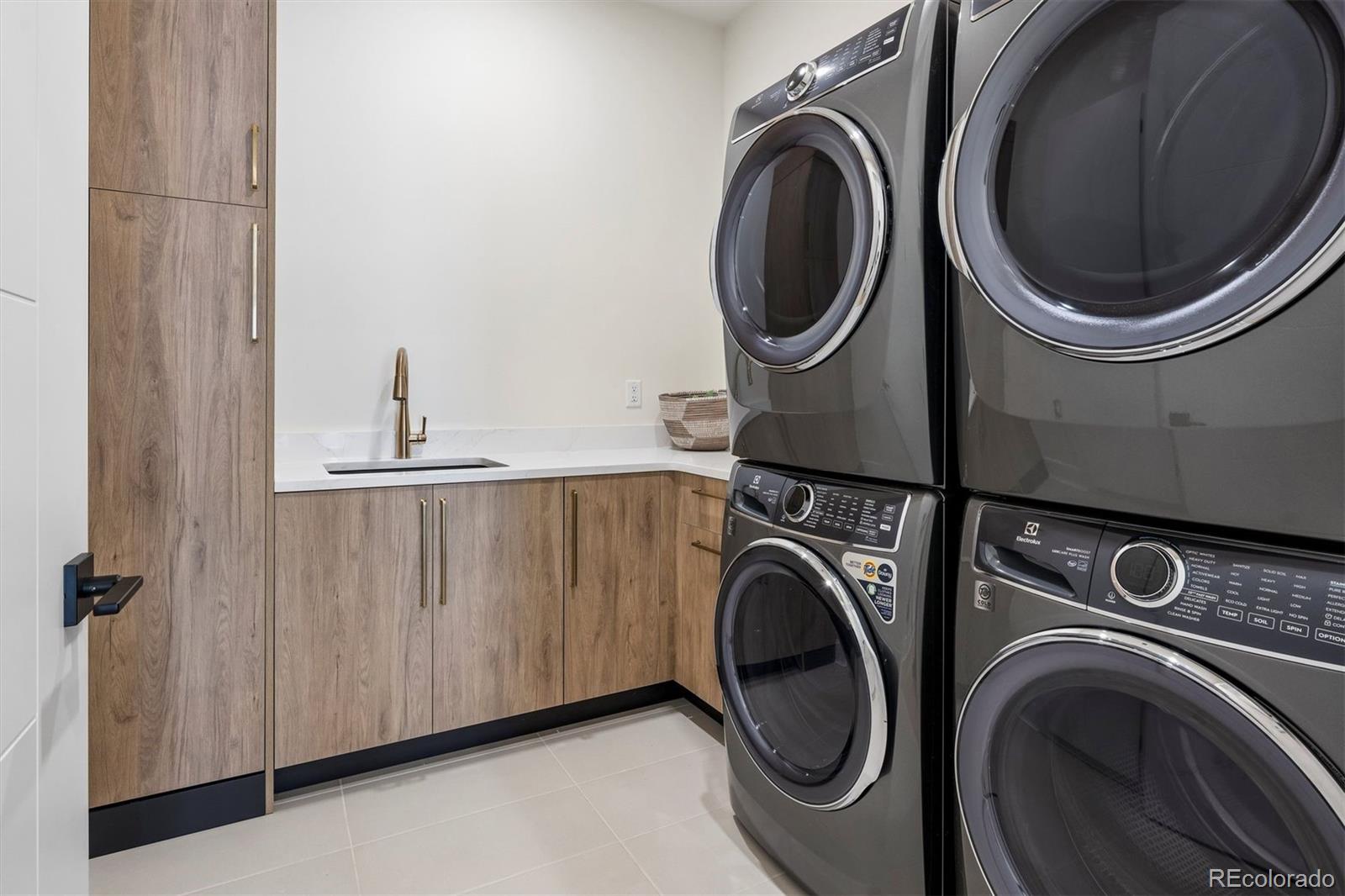 2821 E Cedar Avenue Unit: 12