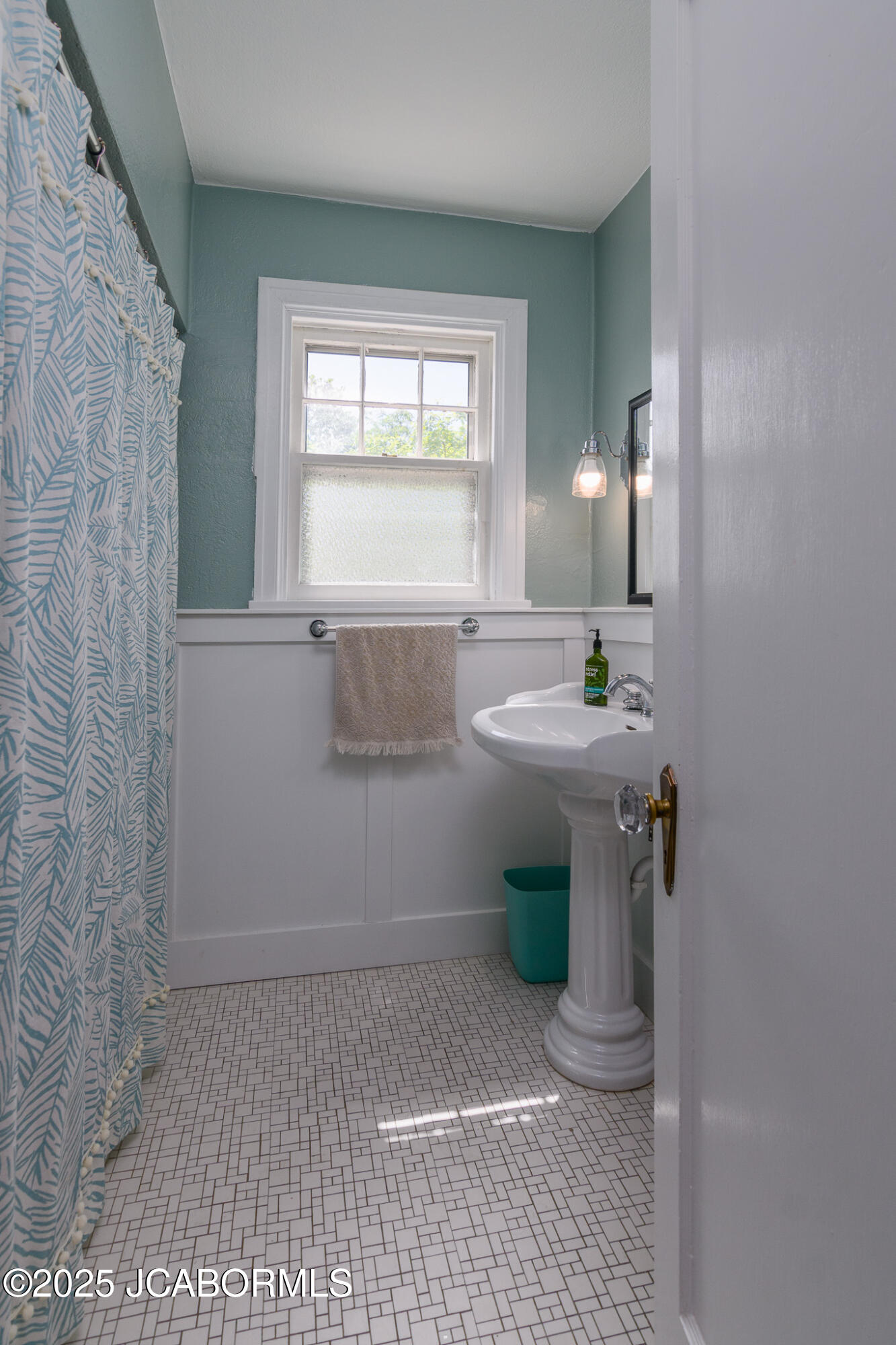 1912 HAYSELTON DRIVE