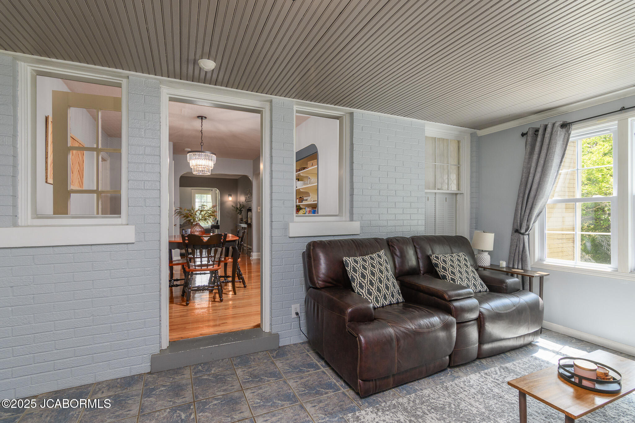 1912 HAYSELTON DRIVE