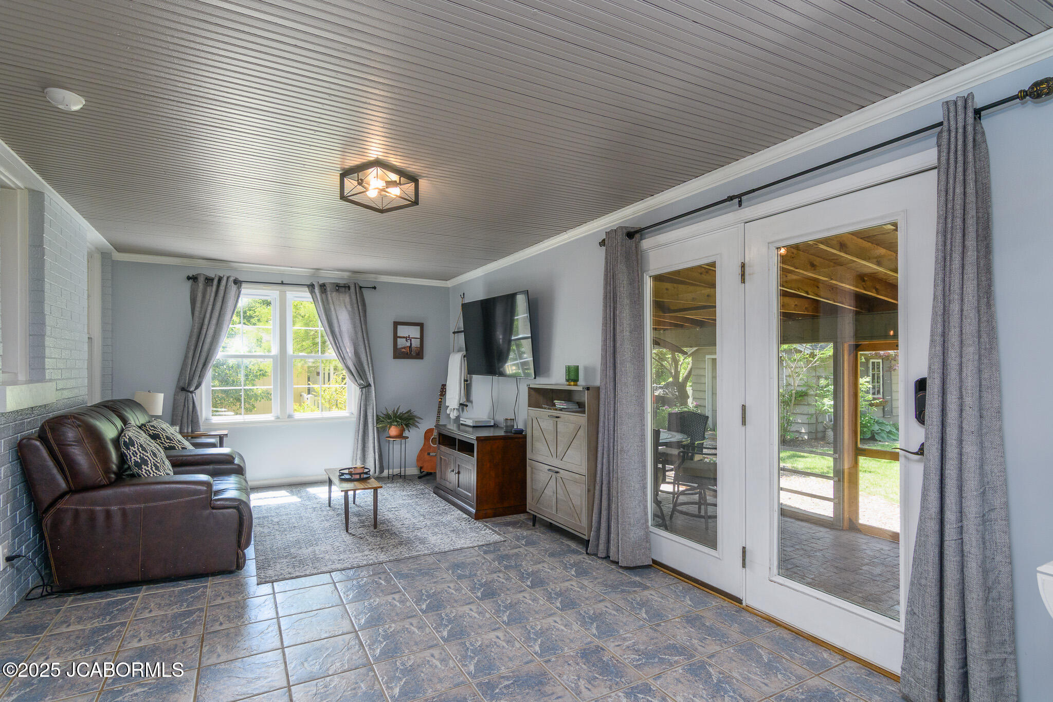 1912 HAYSELTON DRIVE