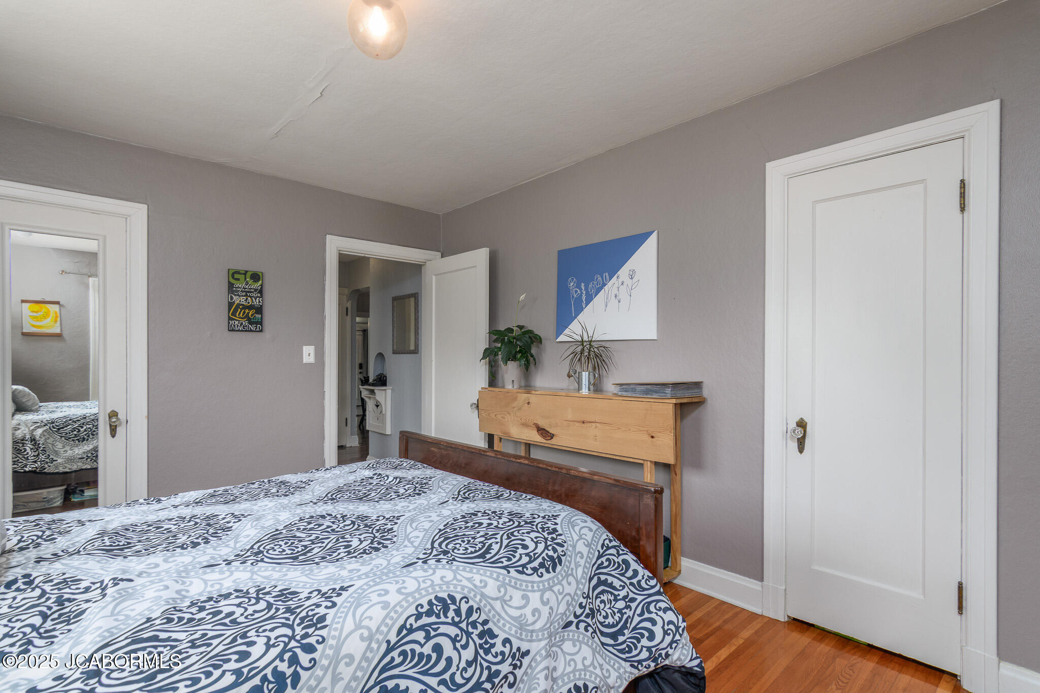 1912 HAYSELTON DRIVE