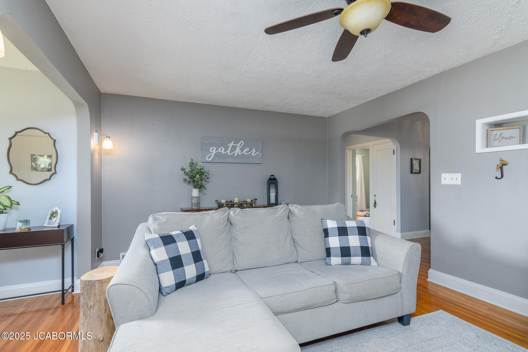 1912 HAYSELTON DRIVE