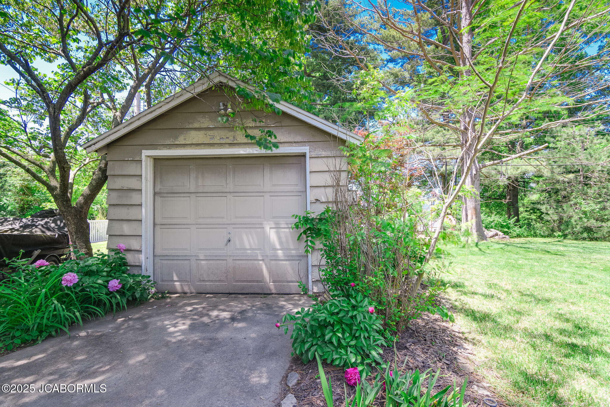 1912 HAYSELTON DRIVE