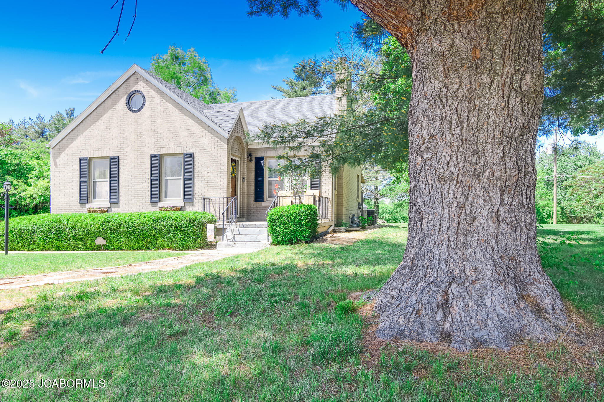 1912 HAYSELTON DRIVE