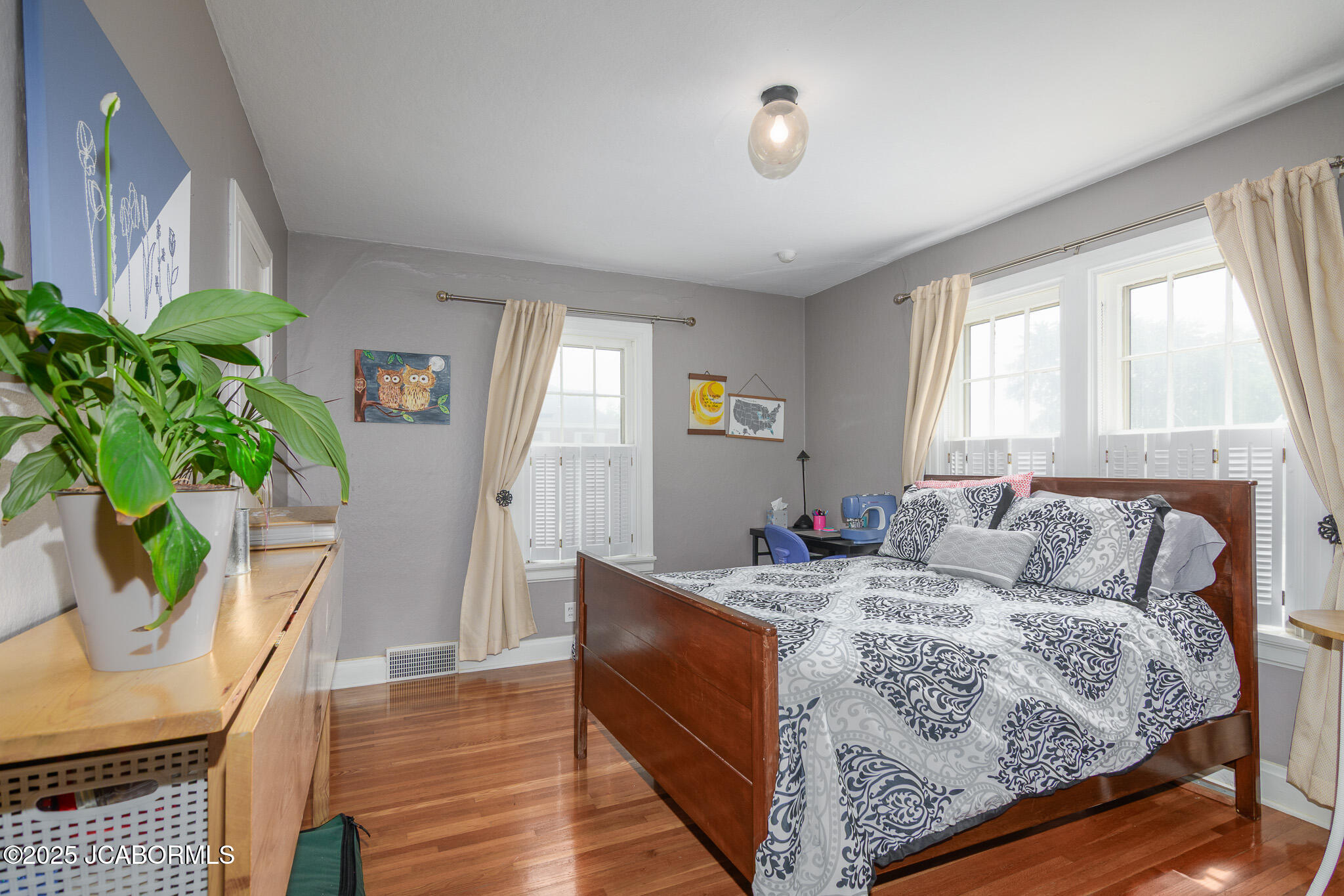 1912 HAYSELTON DRIVE