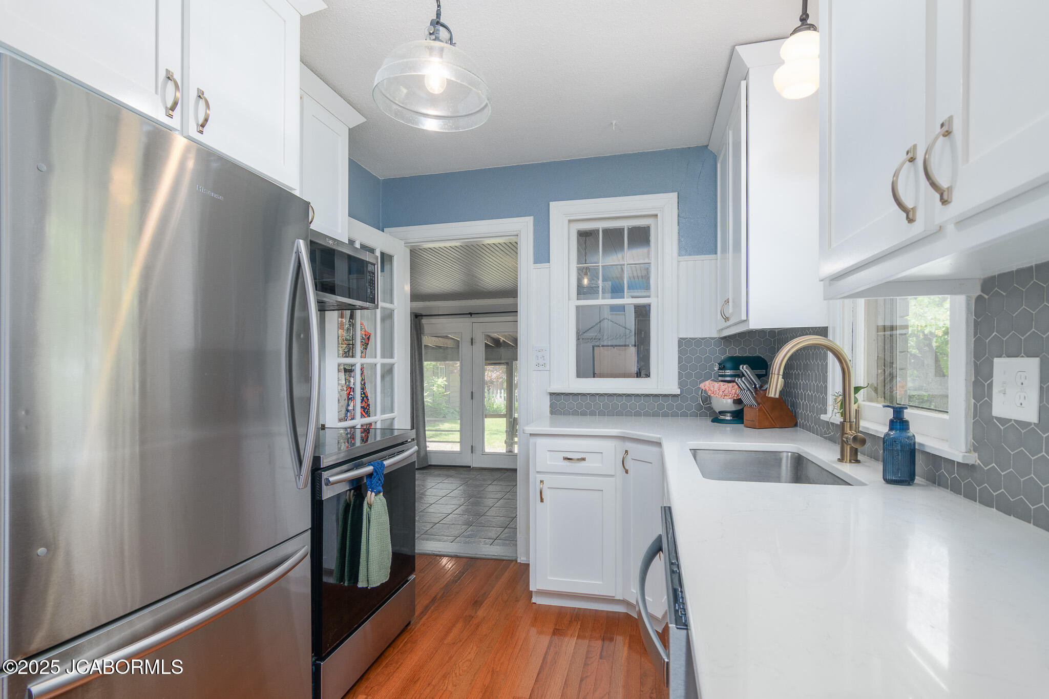 1912 HAYSELTON DRIVE