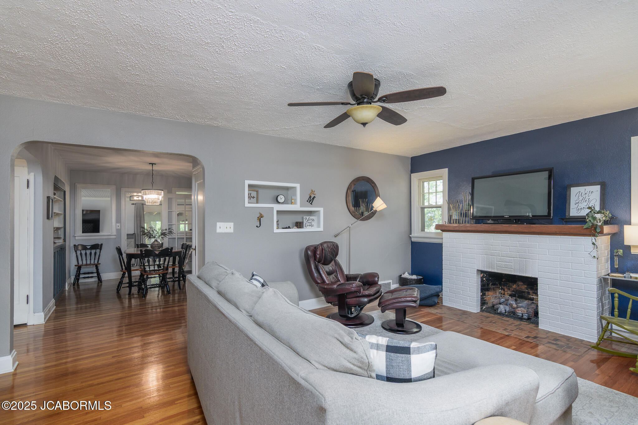 1912 HAYSELTON DRIVE