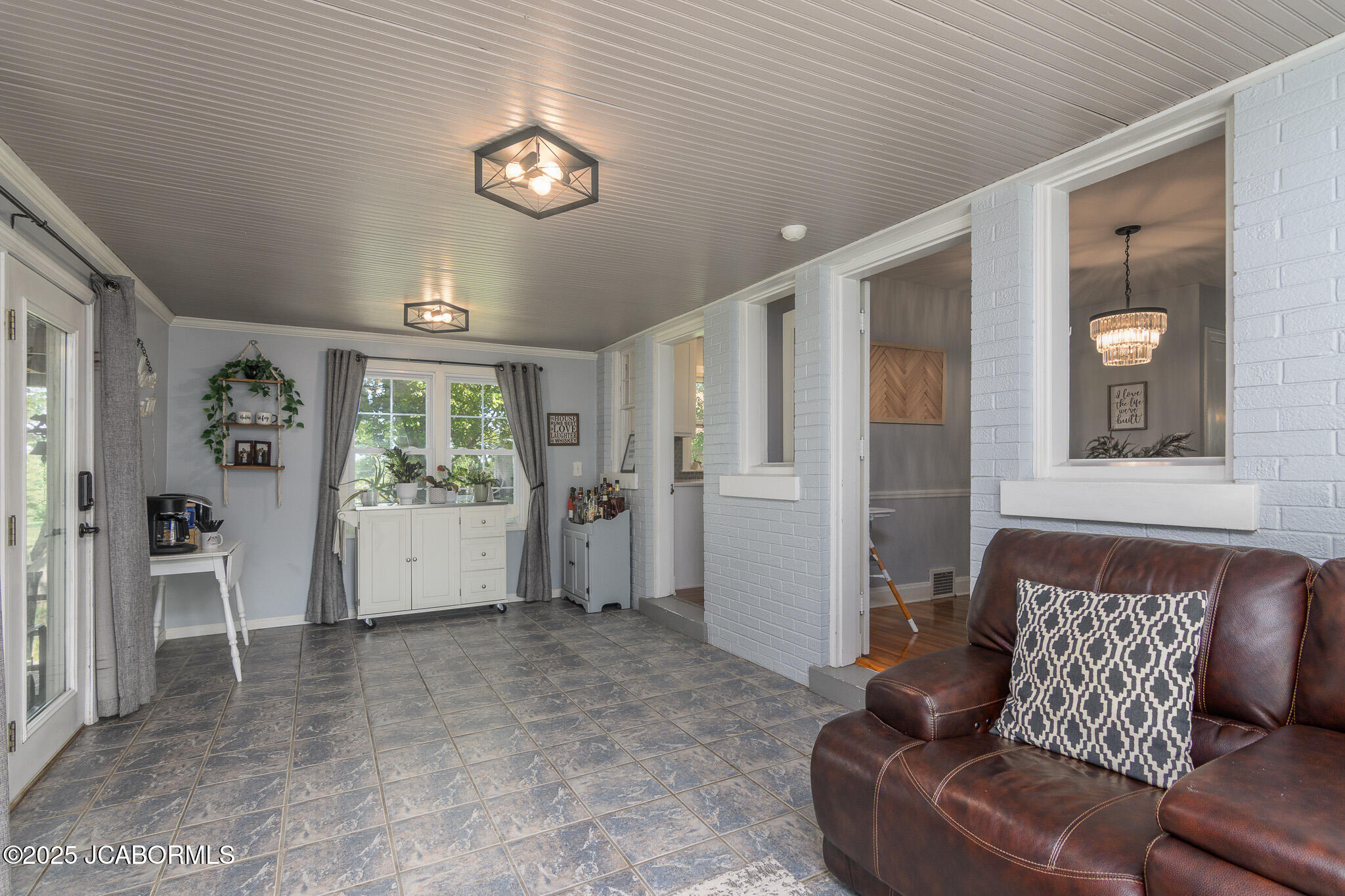 1912 HAYSELTON DRIVE