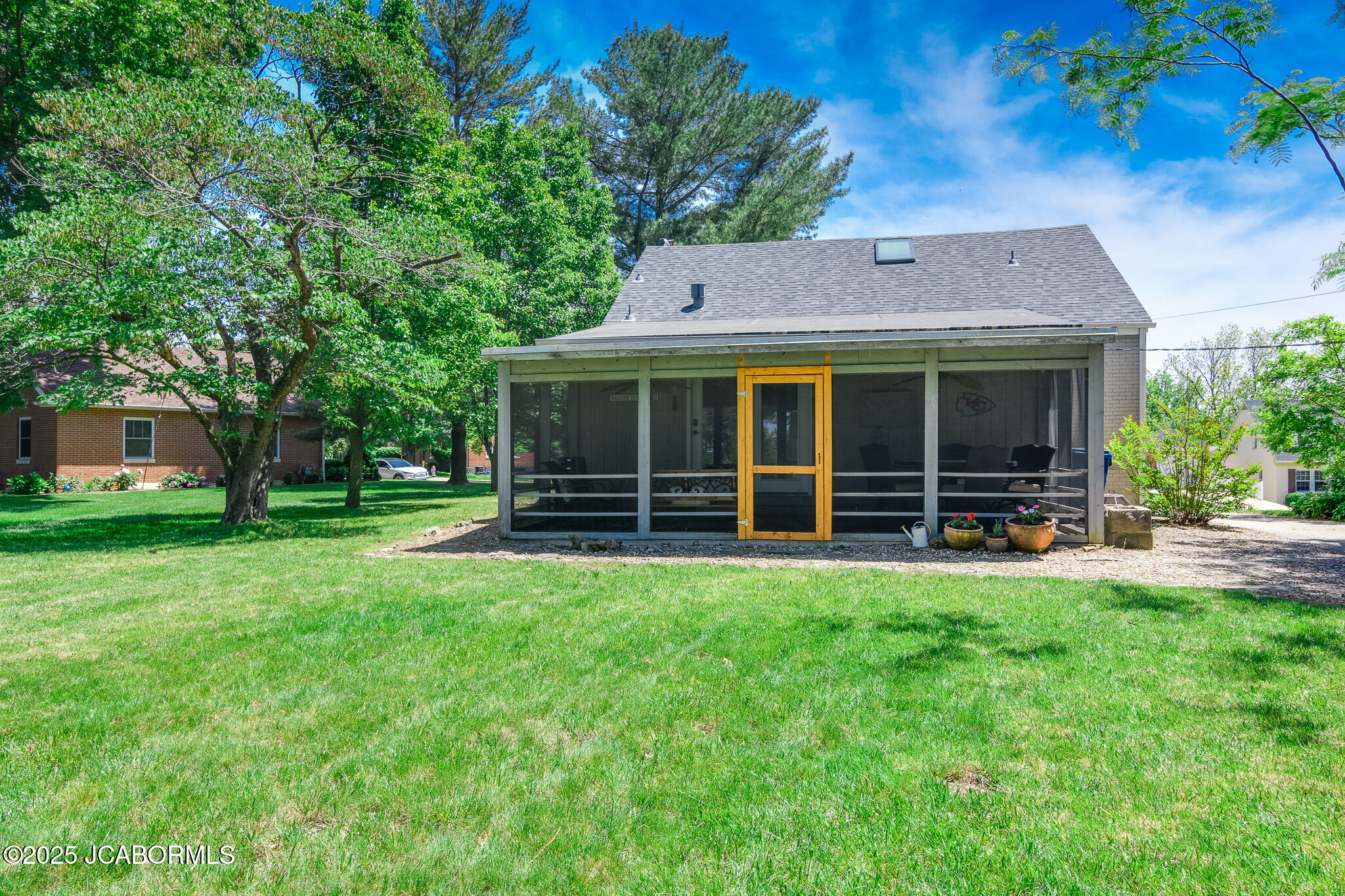 1912 HAYSELTON DRIVE