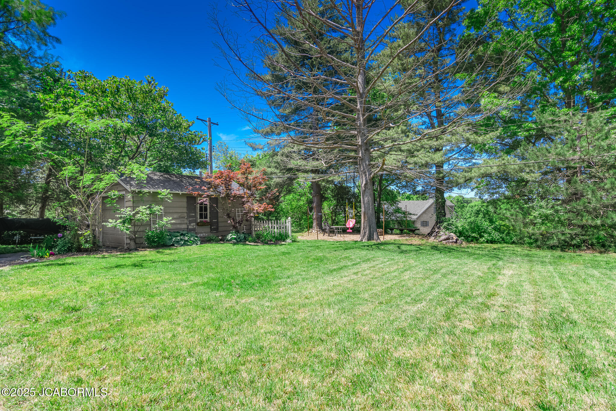 1912 HAYSELTON DRIVE