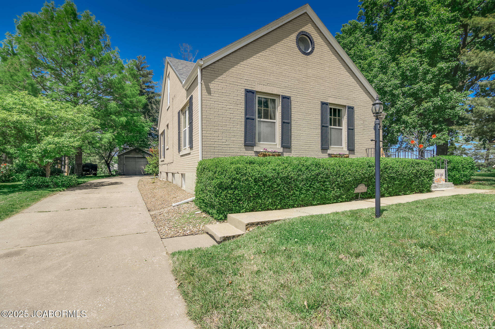 1912 HAYSELTON DRIVE