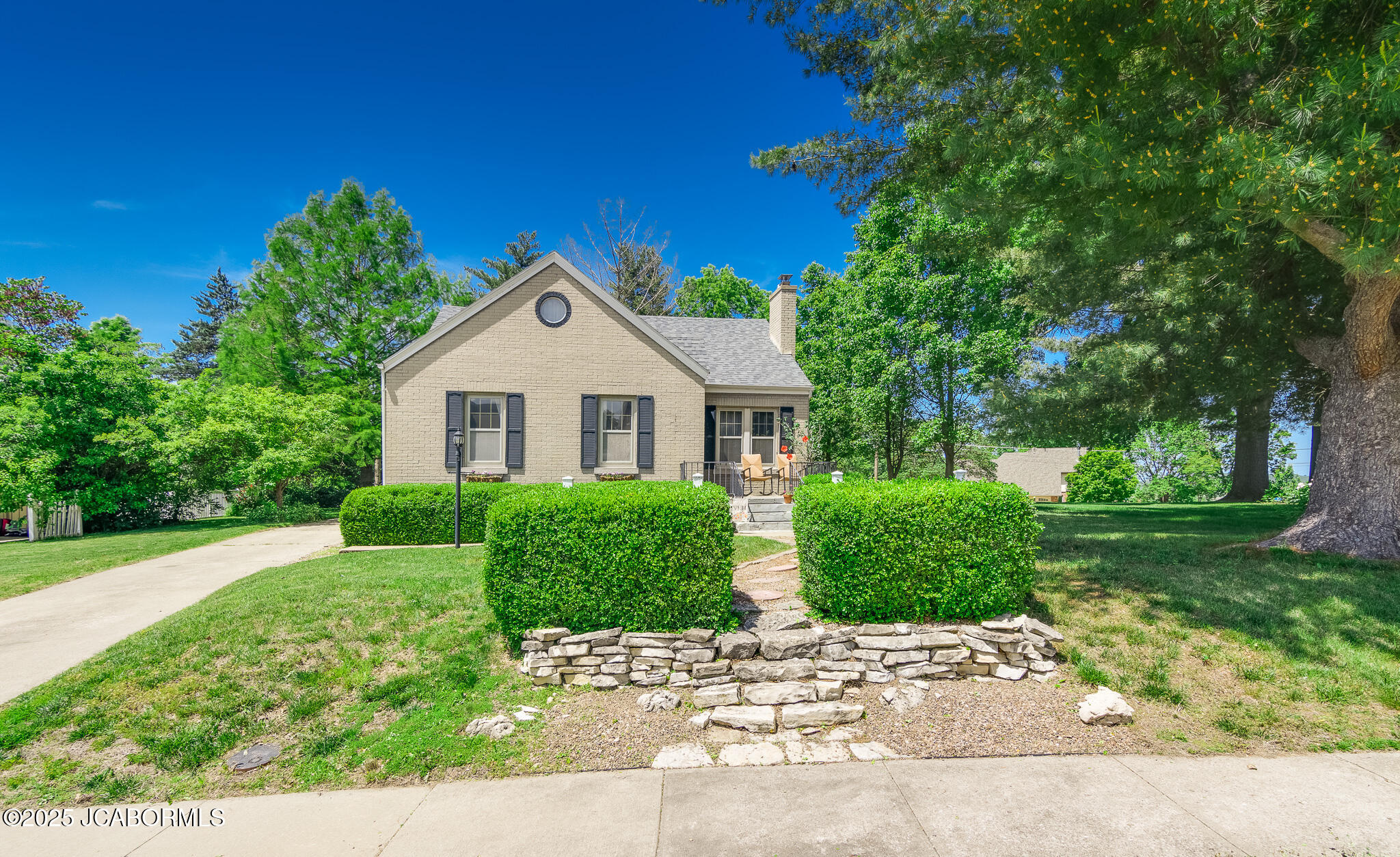 1912 HAYSELTON DRIVE