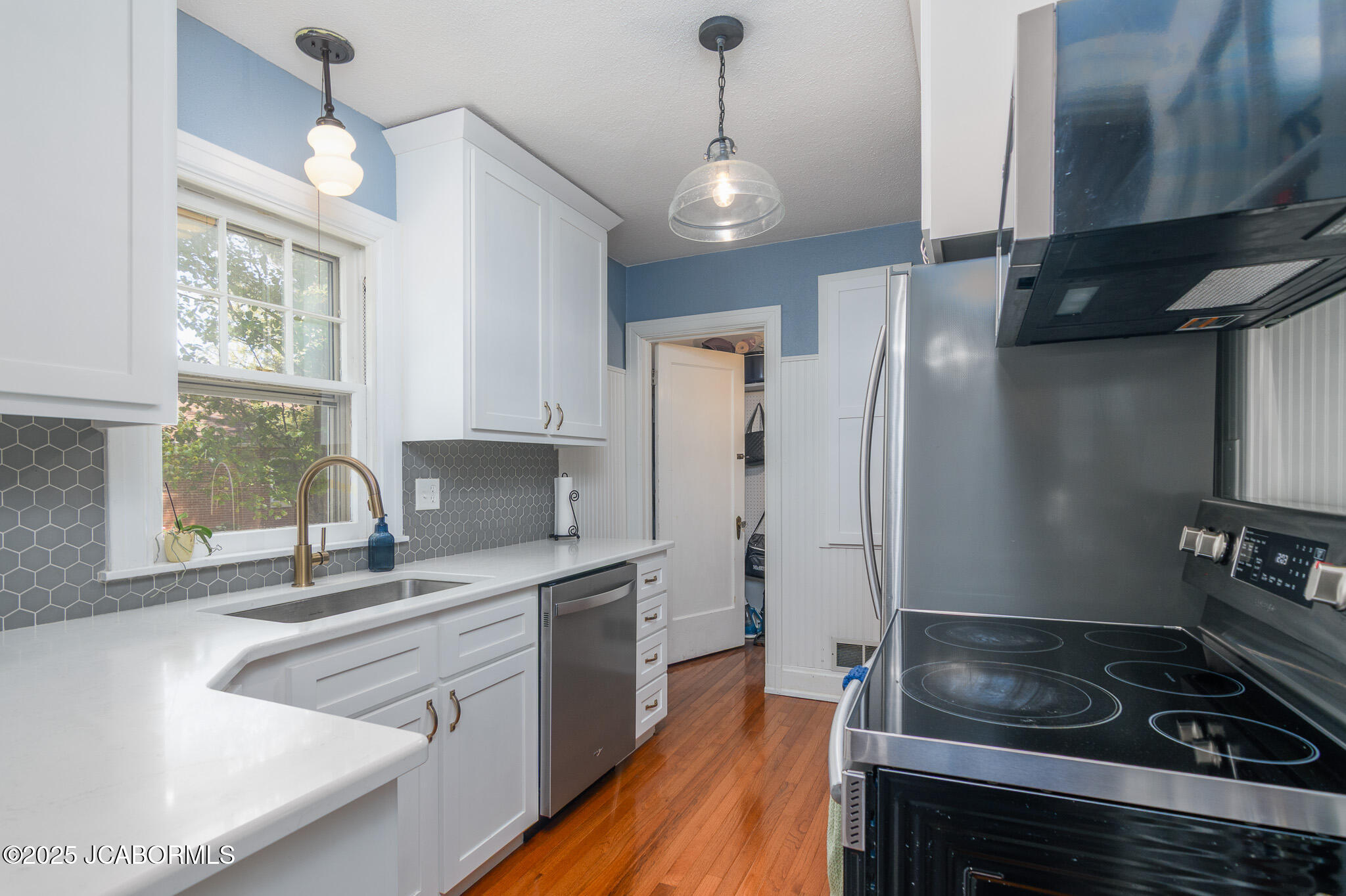 1912 HAYSELTON DRIVE