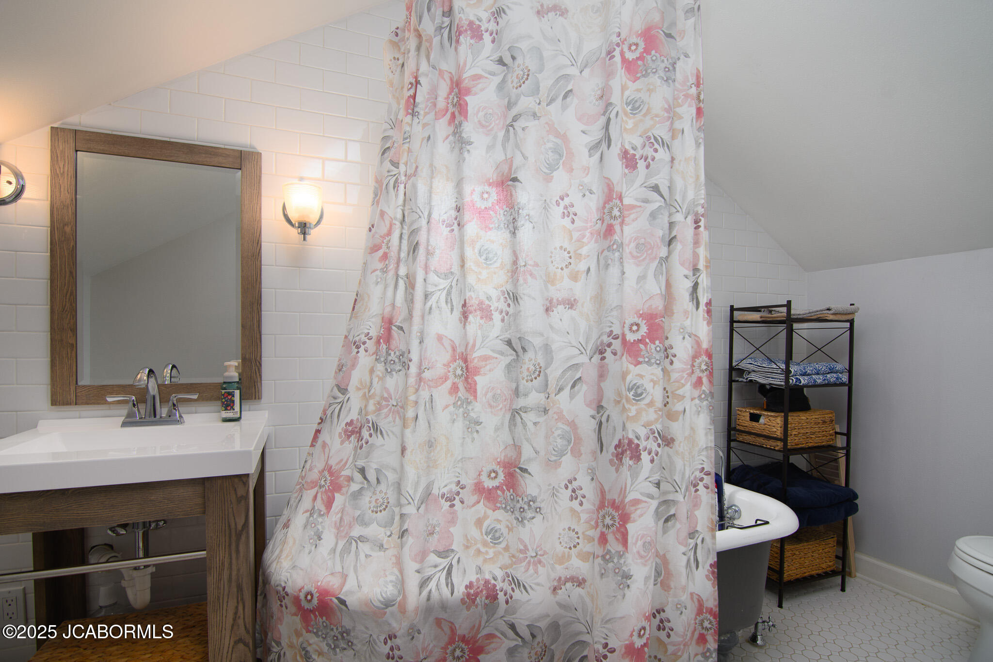 1912 HAYSELTON DRIVE