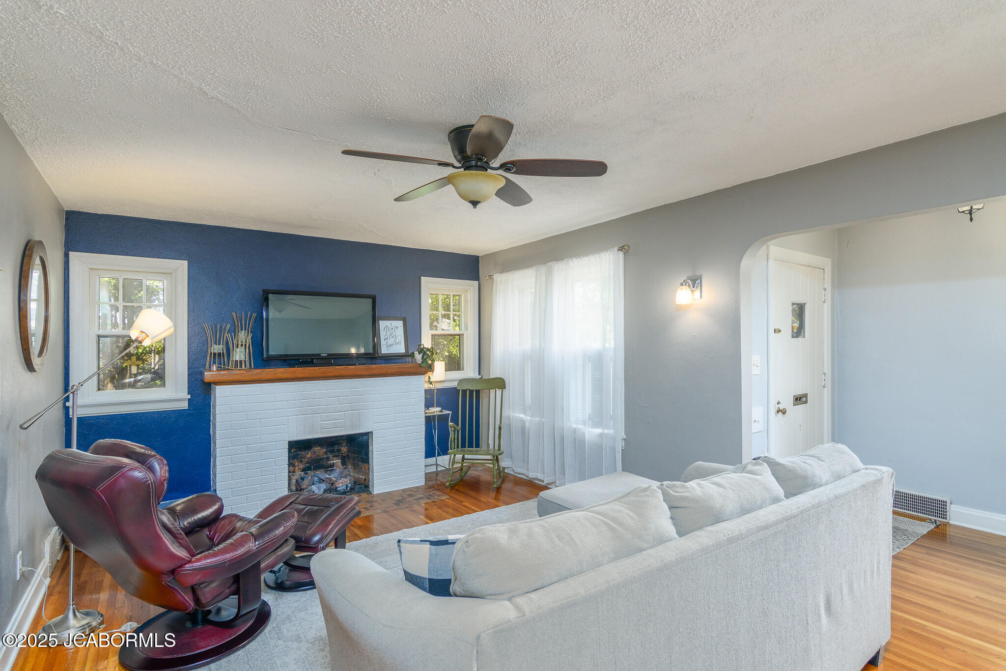 1912 HAYSELTON DRIVE