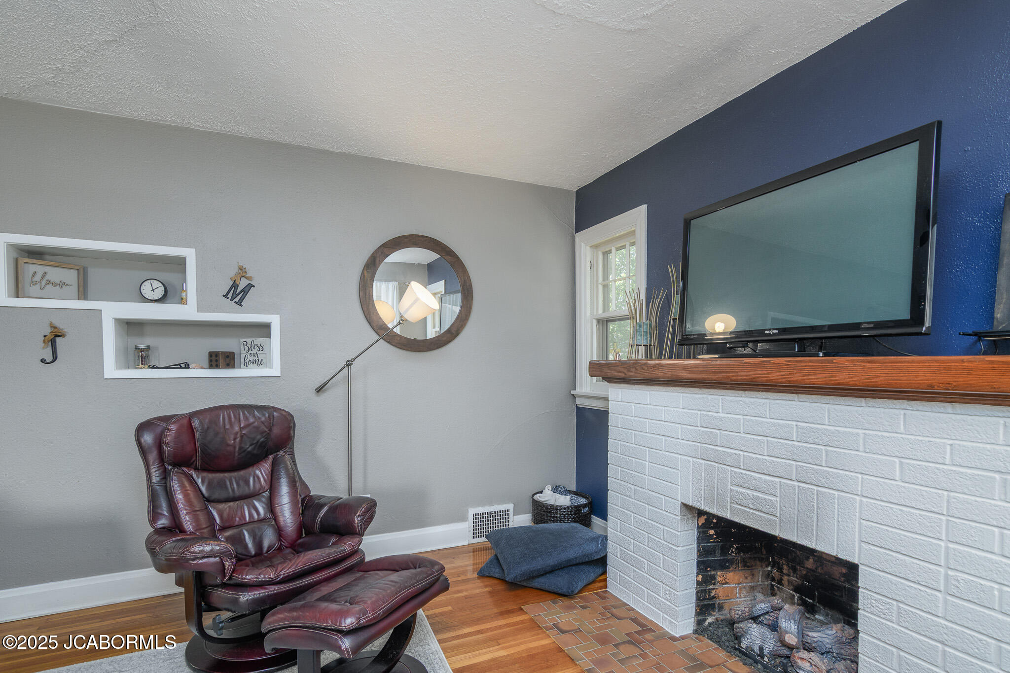 1912 HAYSELTON DRIVE