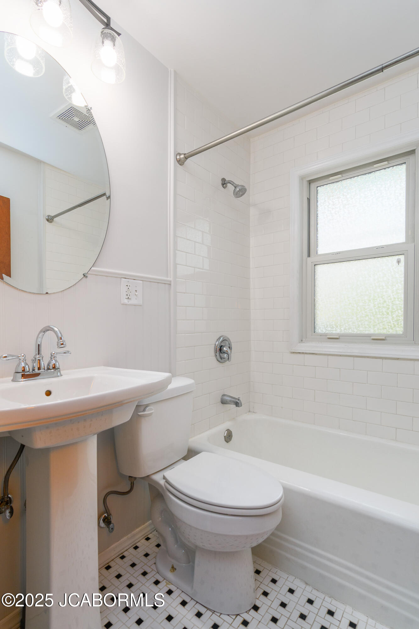 1833 W MCCARTY STREET