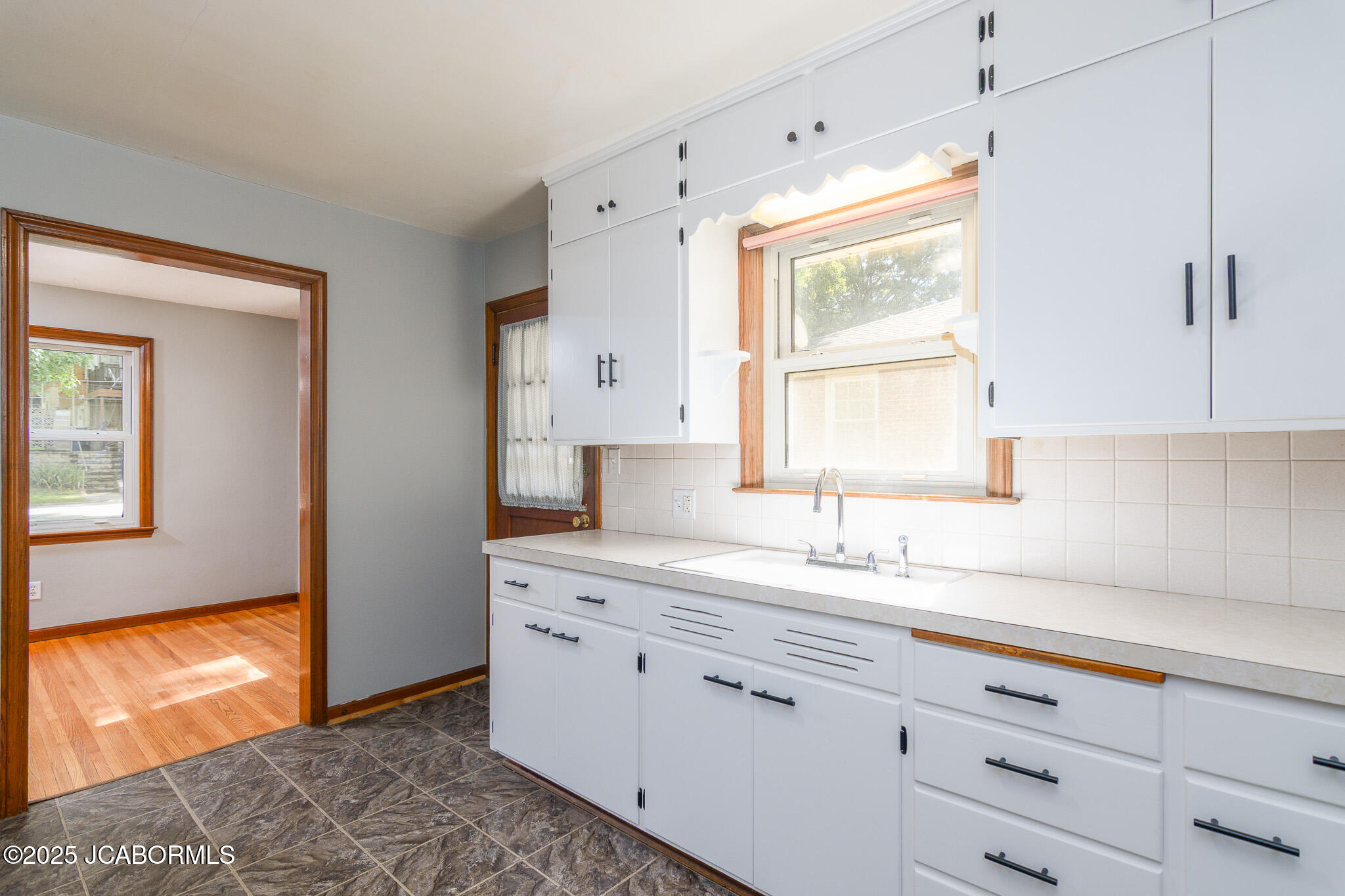 1833 W MCCARTY STREET