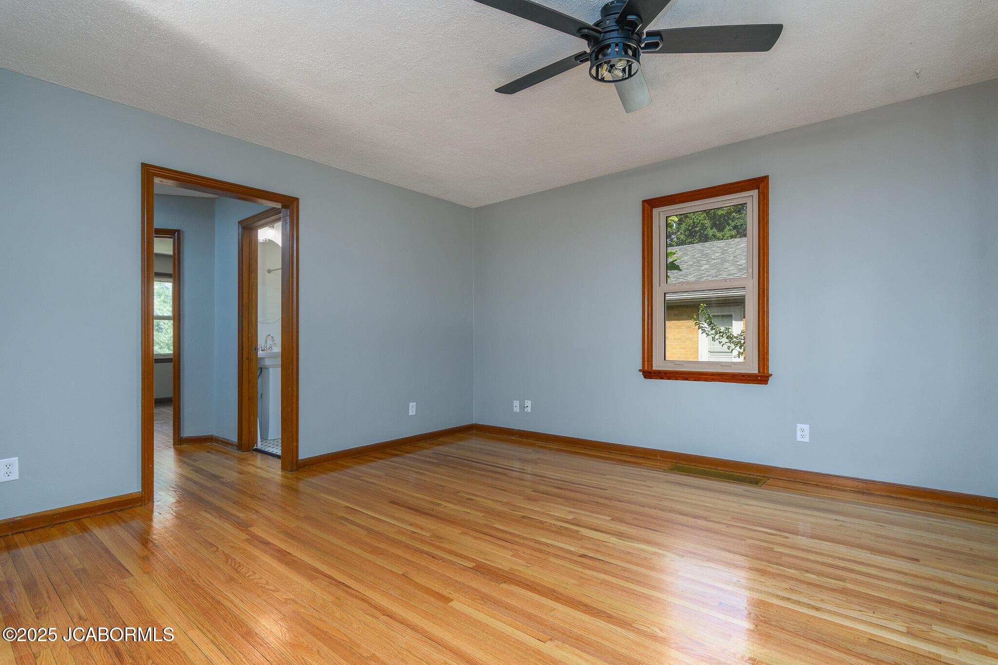 1833 W MCCARTY STREET