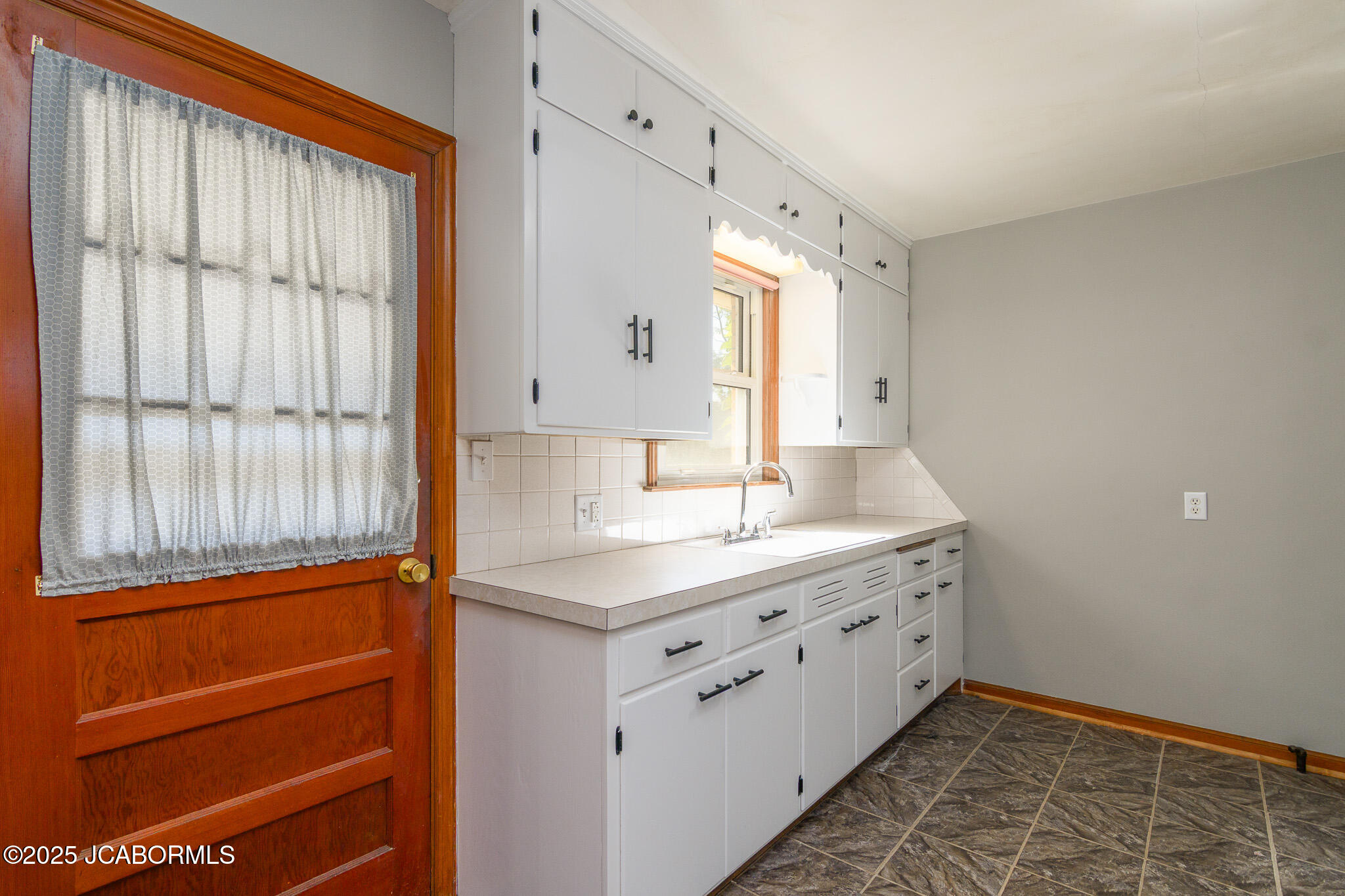 1833 W MCCARTY STREET