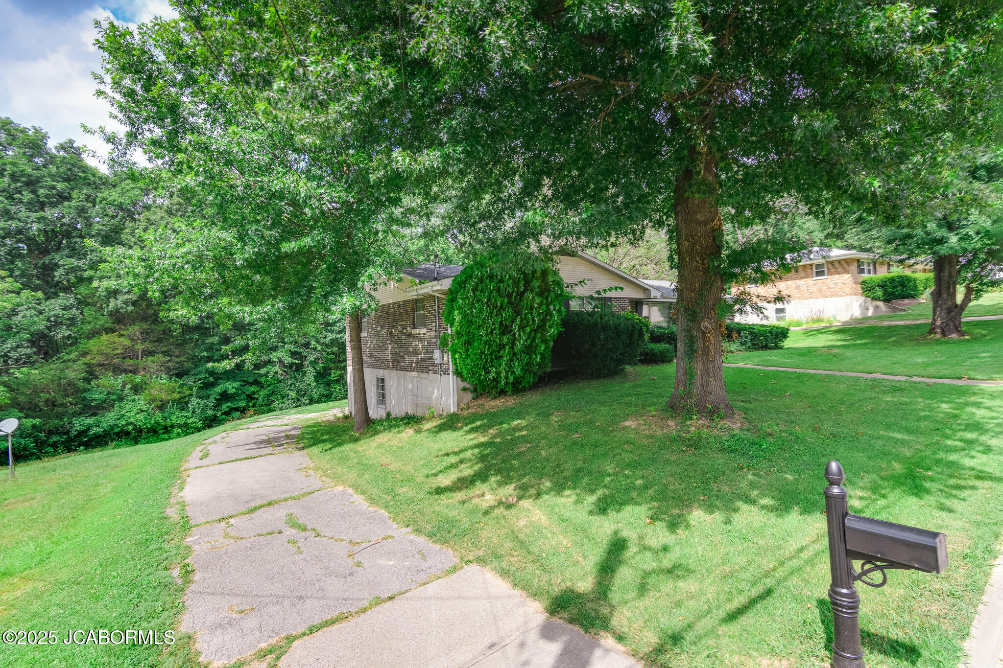 2925 HILLVIEW DRIVE