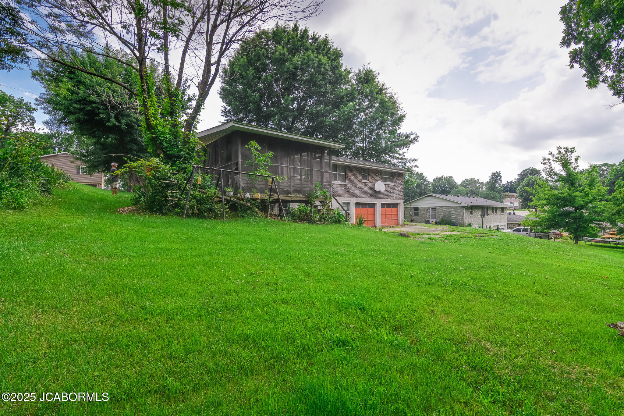 2925 HILLVIEW DRIVE