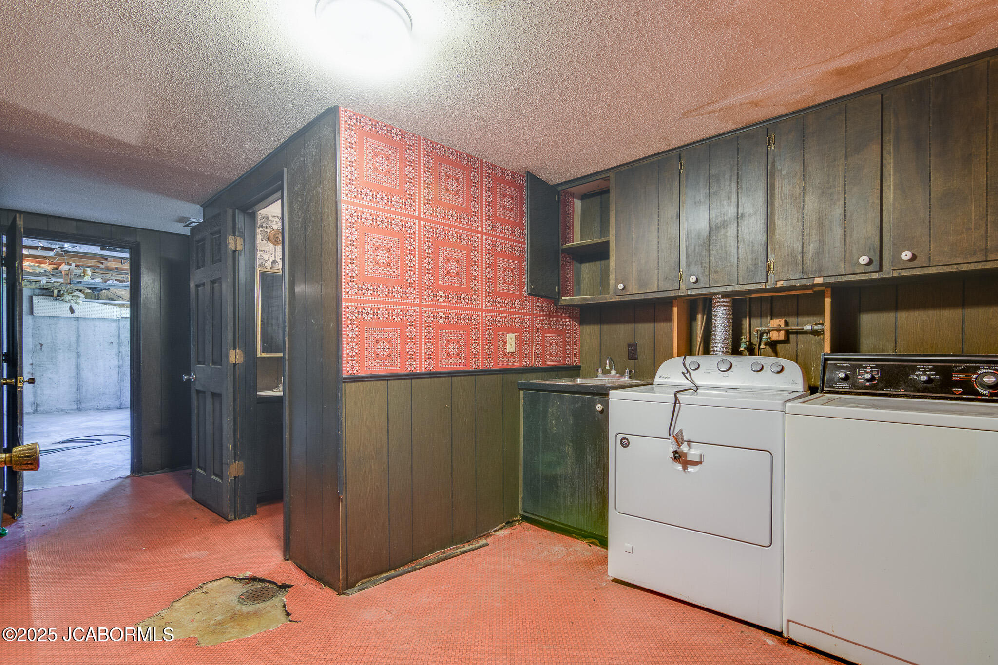 2925 HILLVIEW DRIVE