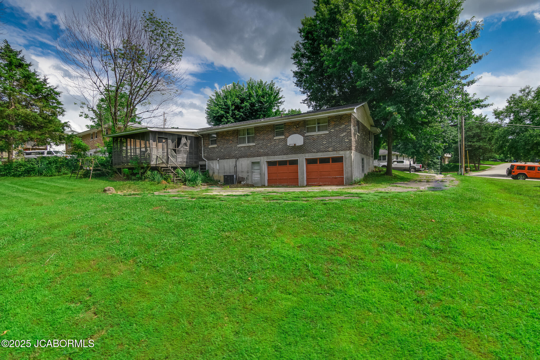 2925 HILLVIEW DRIVE