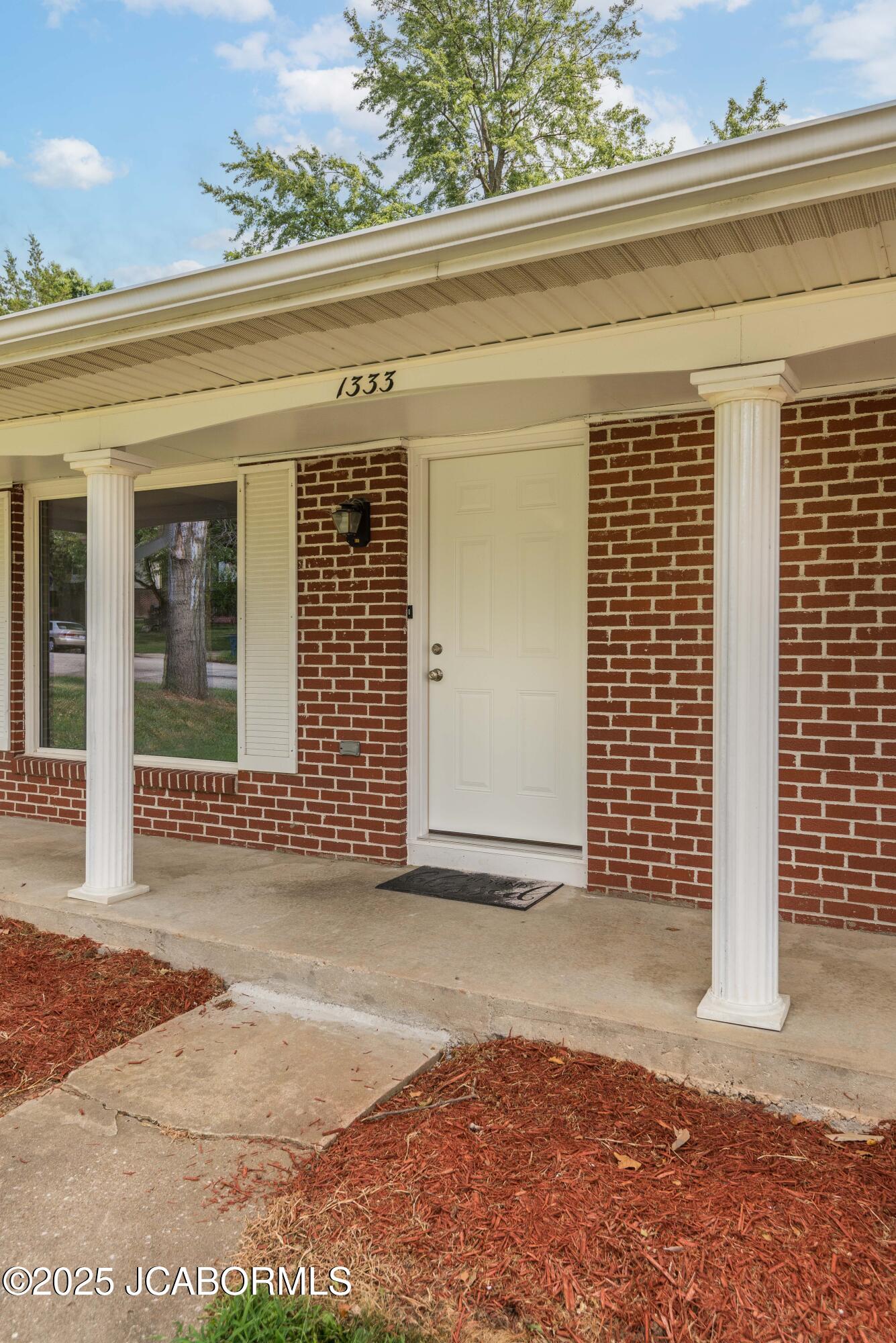 1333 GRANDVIEW DRIVE