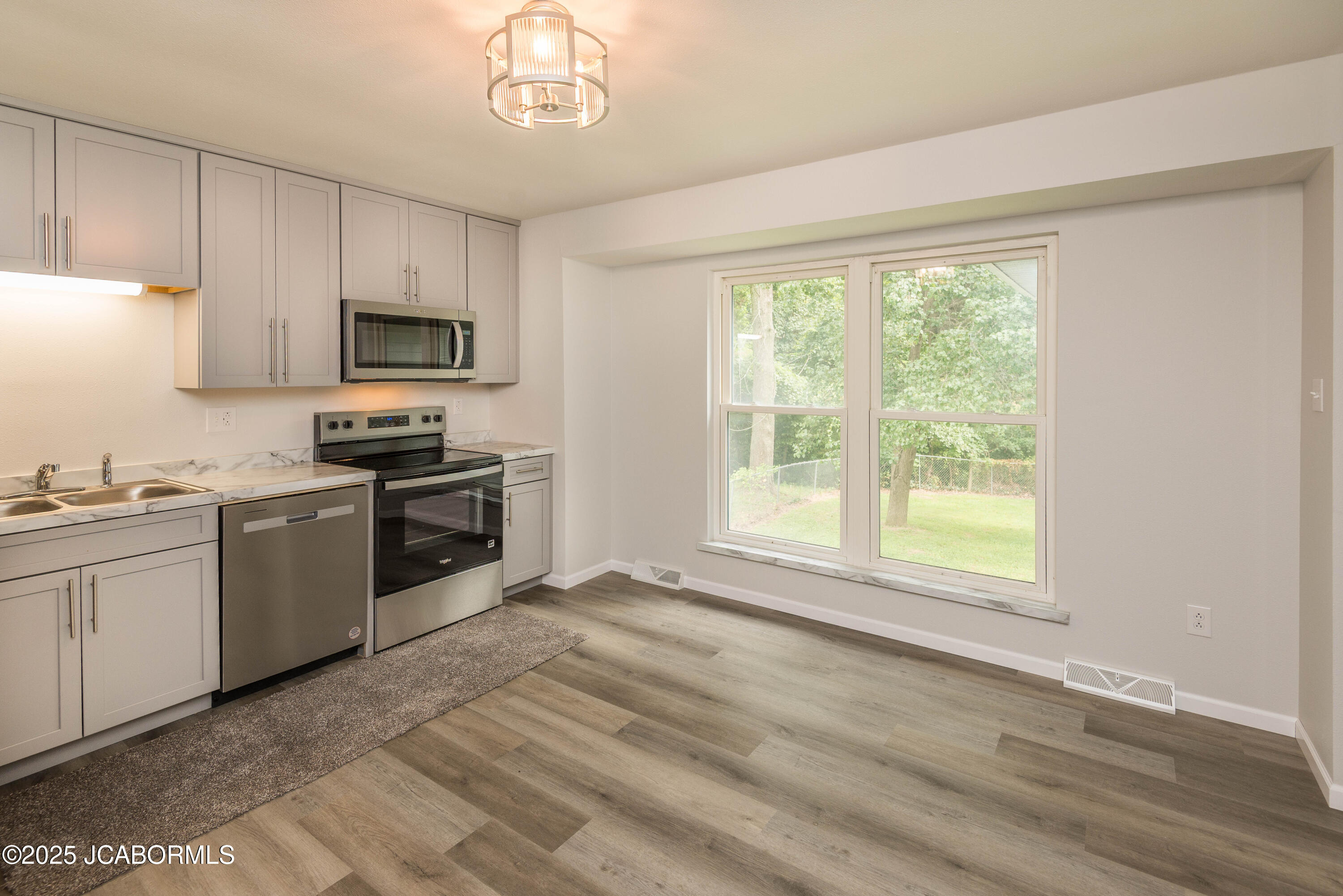 1333 GRANDVIEW DRIVE