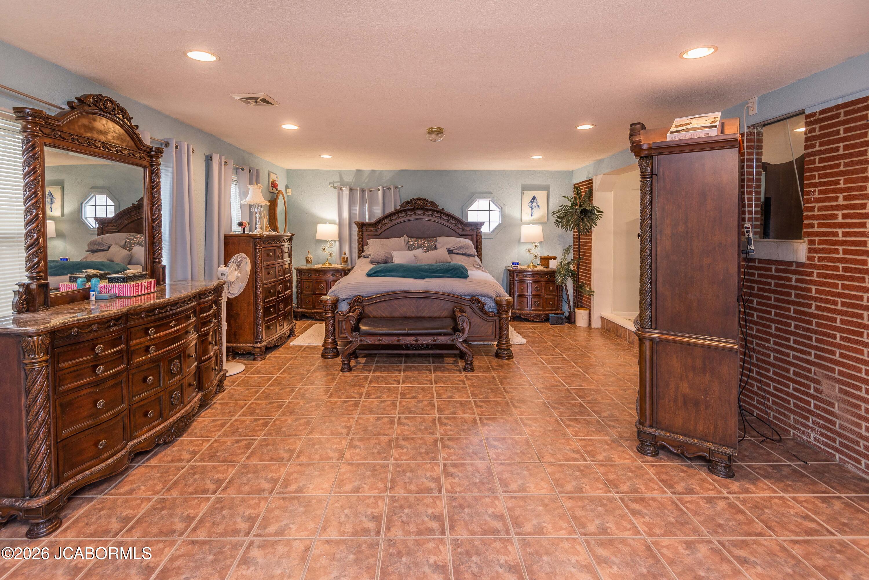 2922 S TEN MILE DRIVE