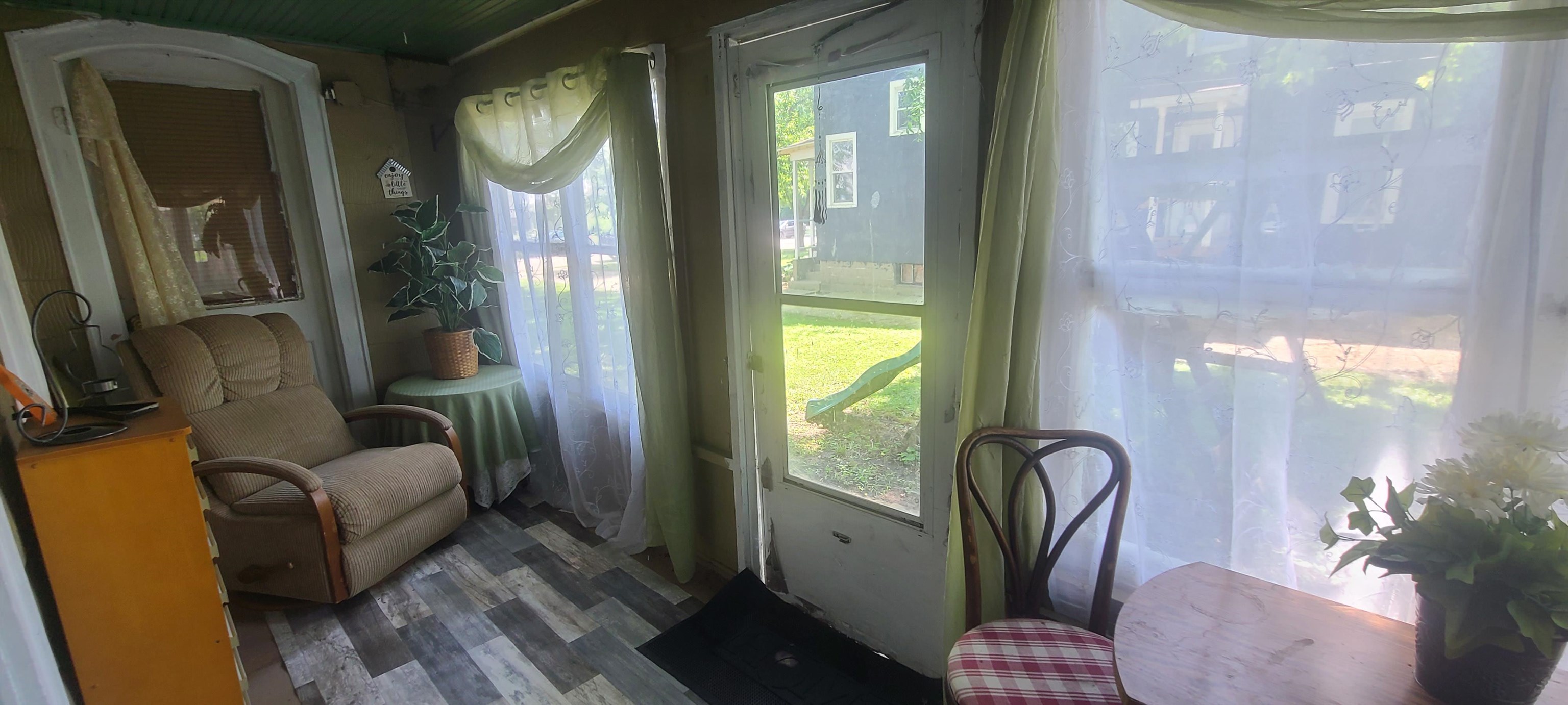 109 S 6th Avenue