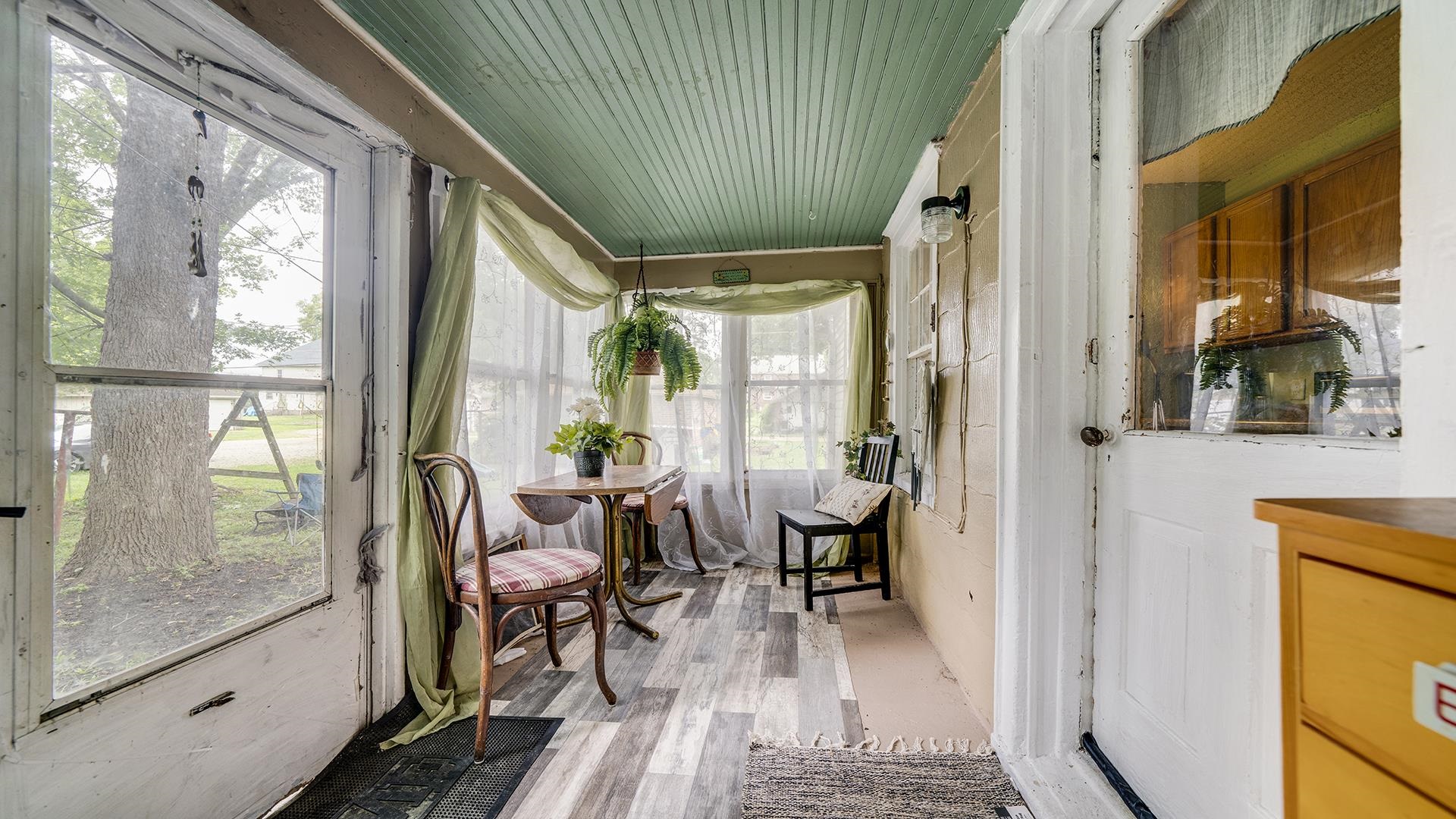 109 S 6th Avenue