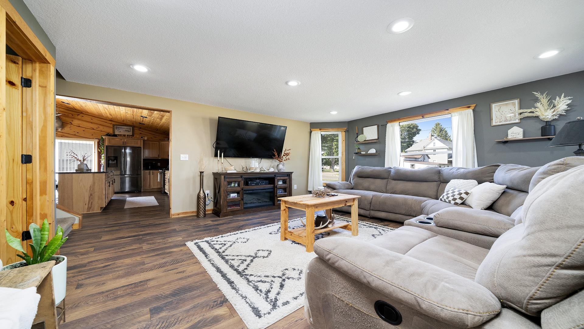 303 S Prairie Avenue