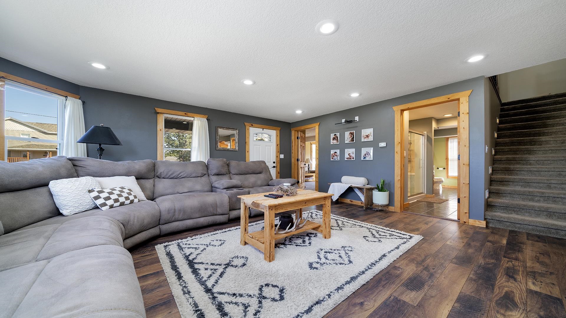 303 S Prairie Avenue