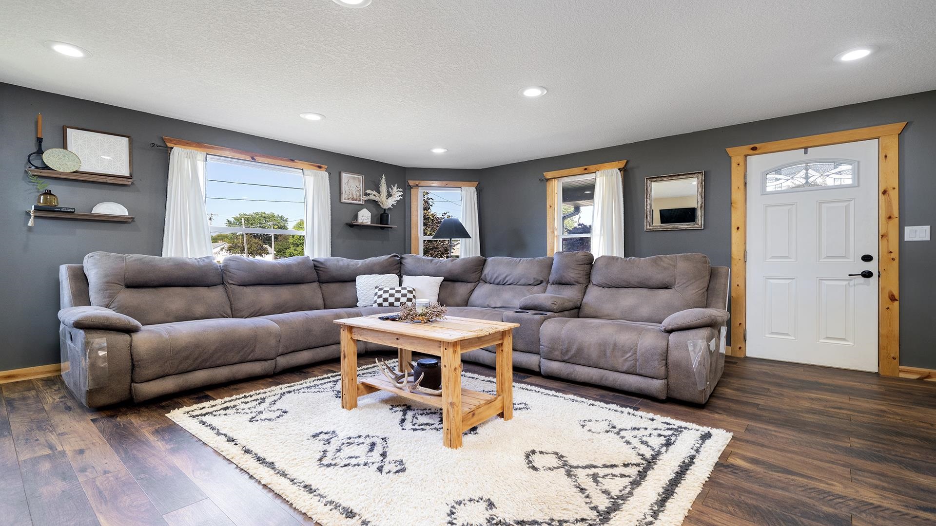 303 S Prairie Avenue