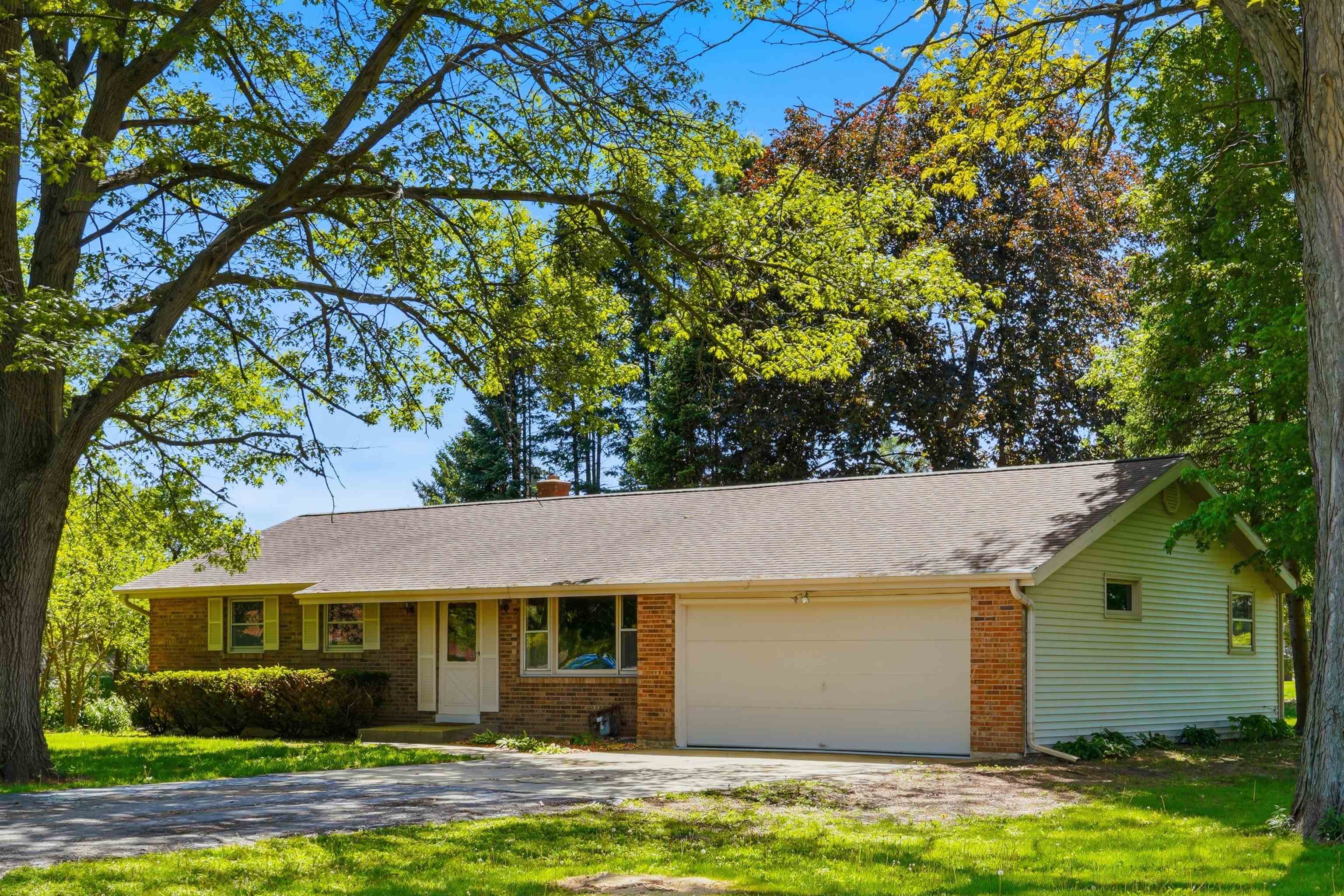 281 W Cartwright