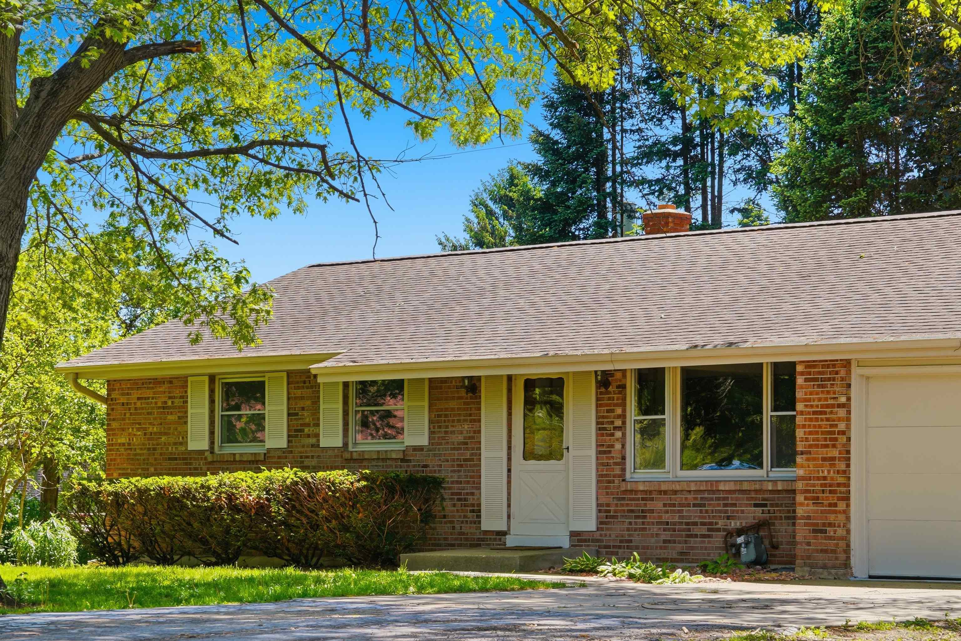 281 W Cartwright