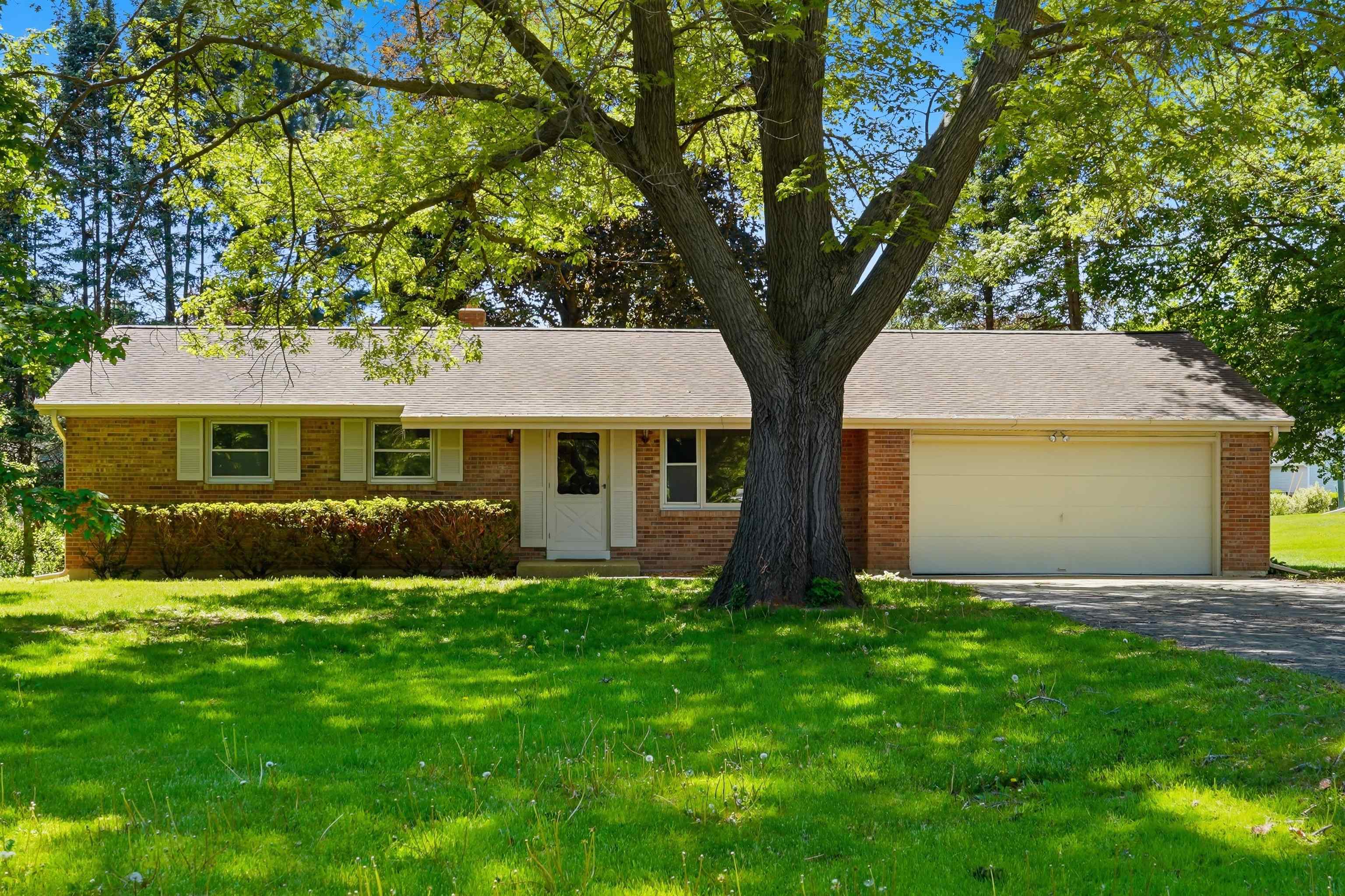 281 W Cartwright