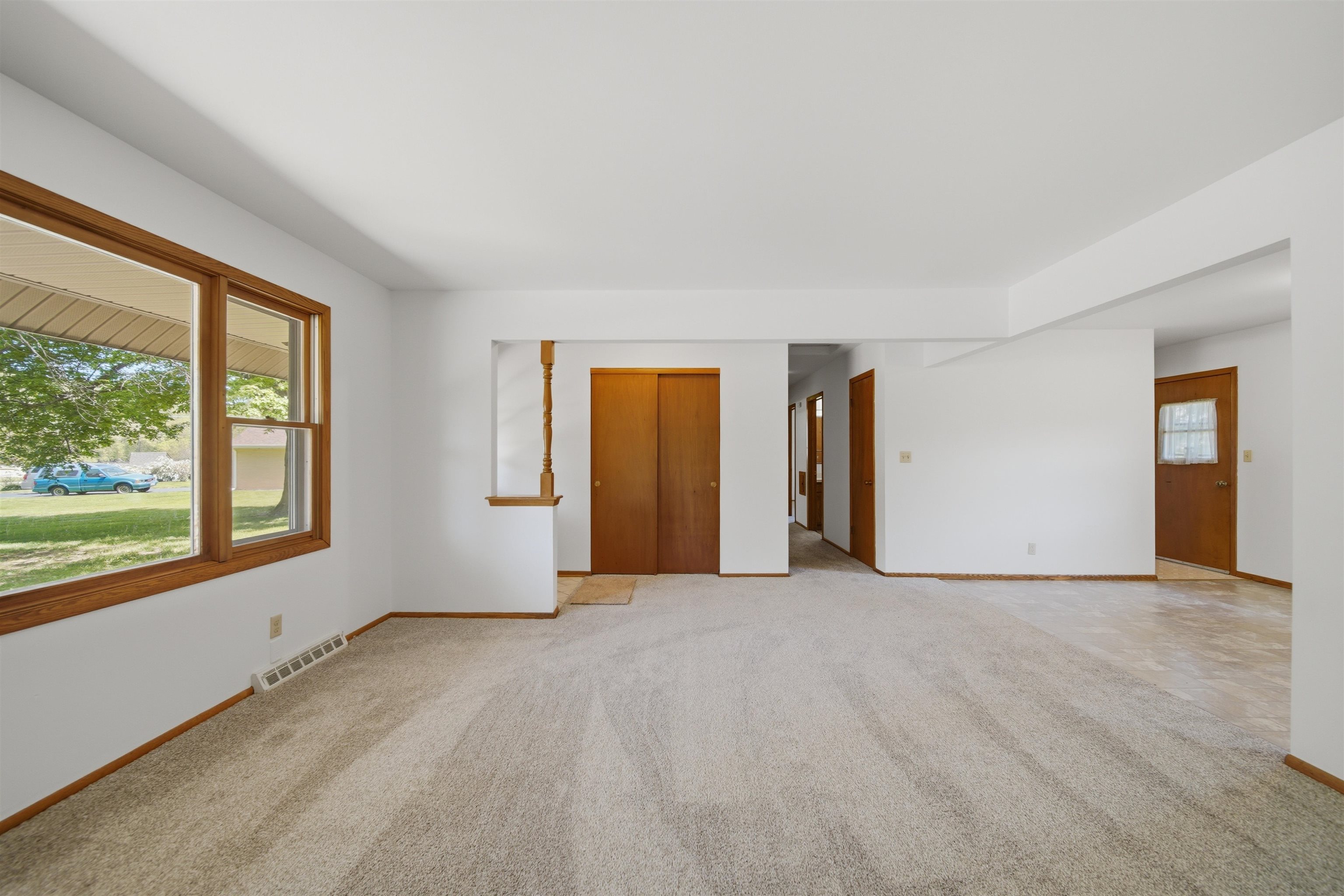 281 W Cartwright