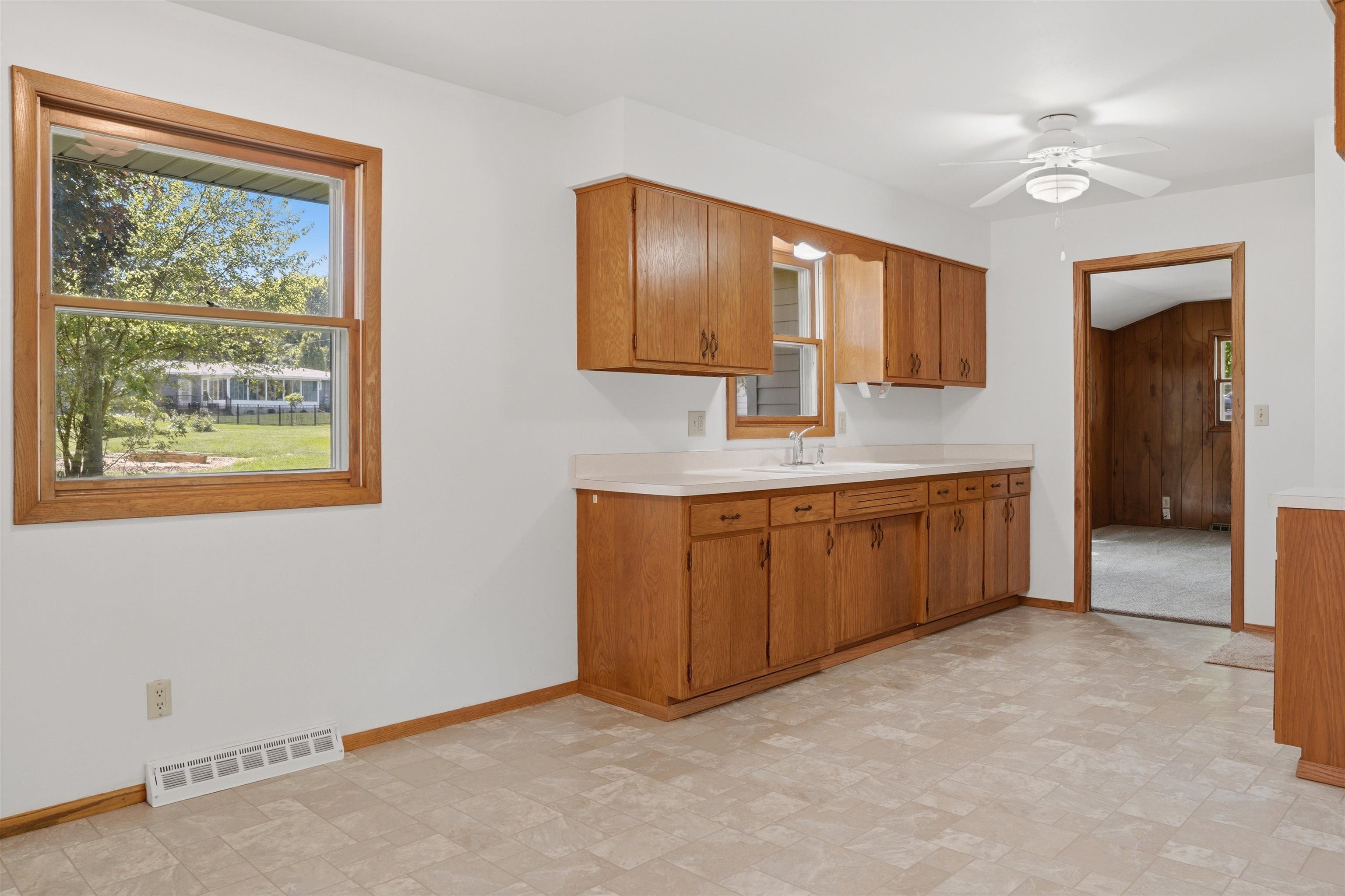 281 W Cartwright