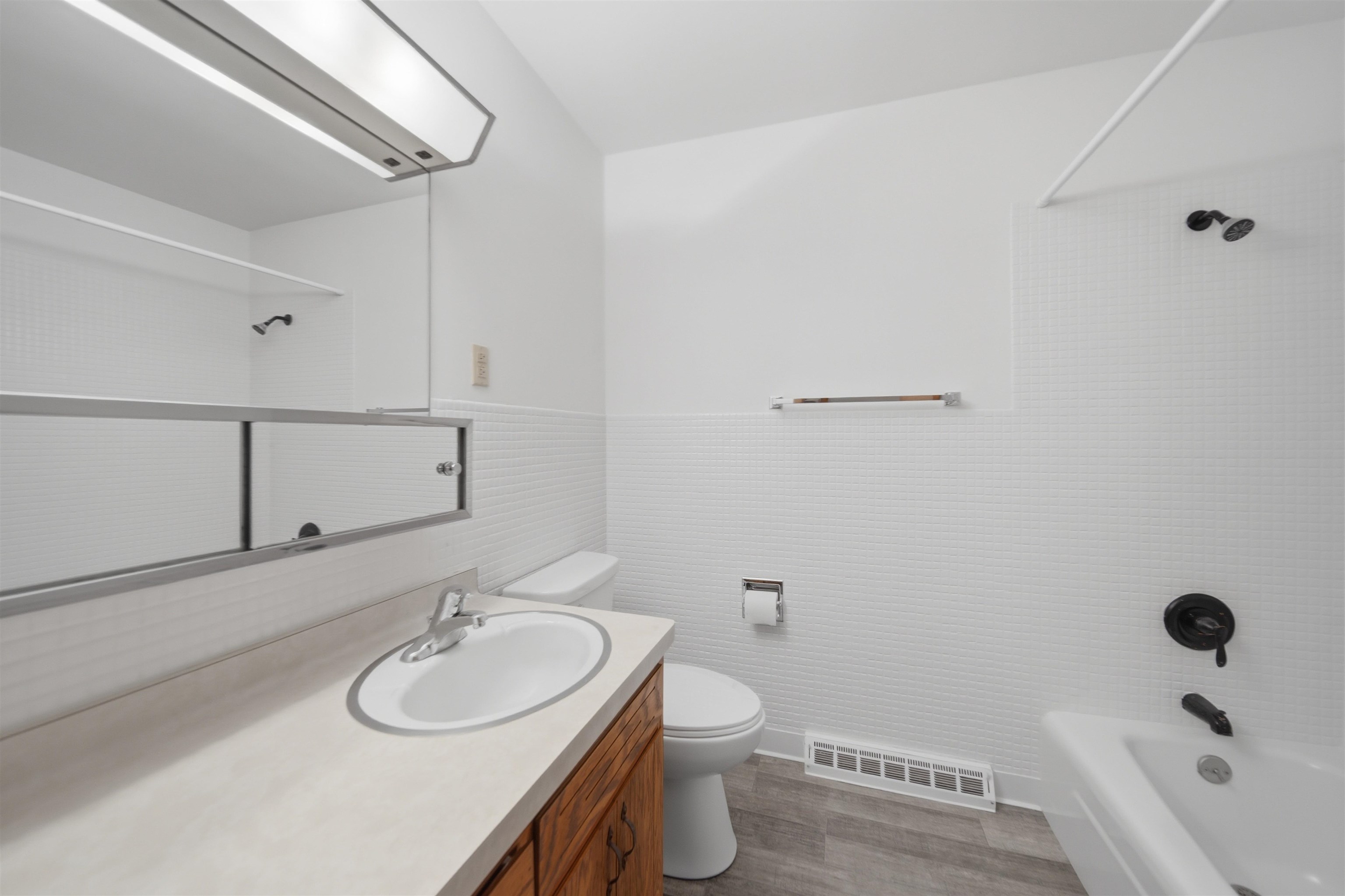 281 W Cartwright