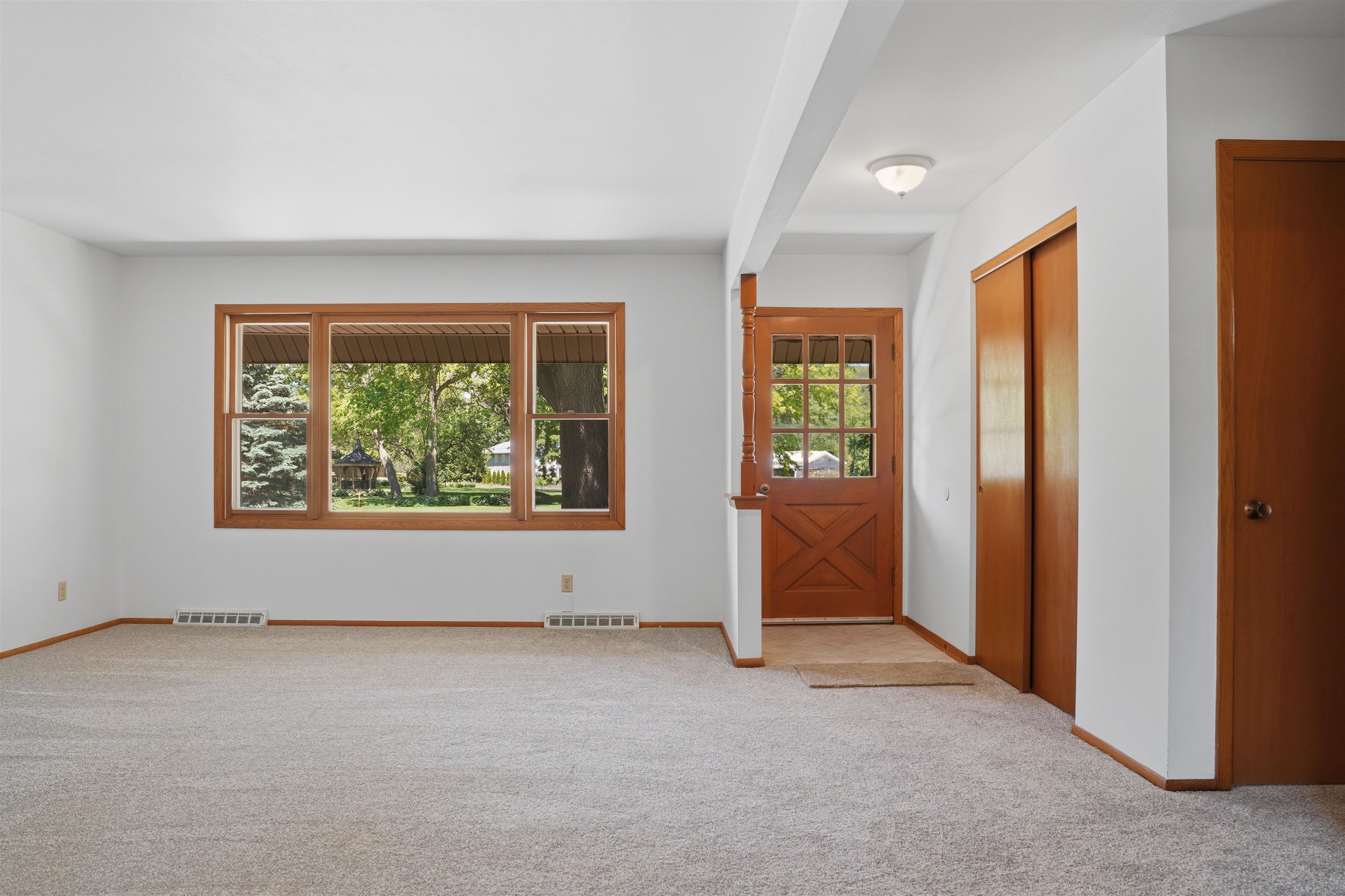 281 W Cartwright