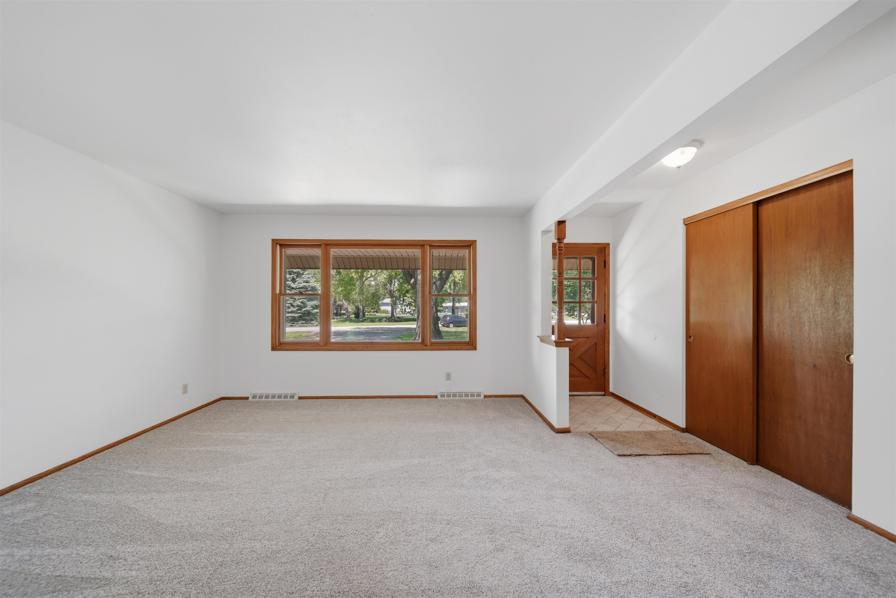 281 W Cartwright